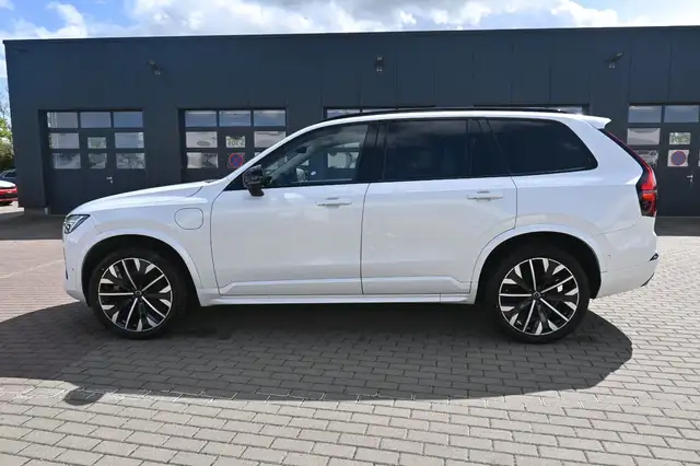 Volvo XC90 view 3