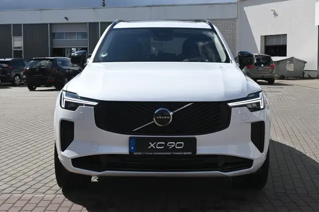 Volvo XC90 view 9