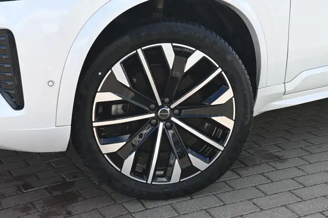 Volvo XC90 view 2