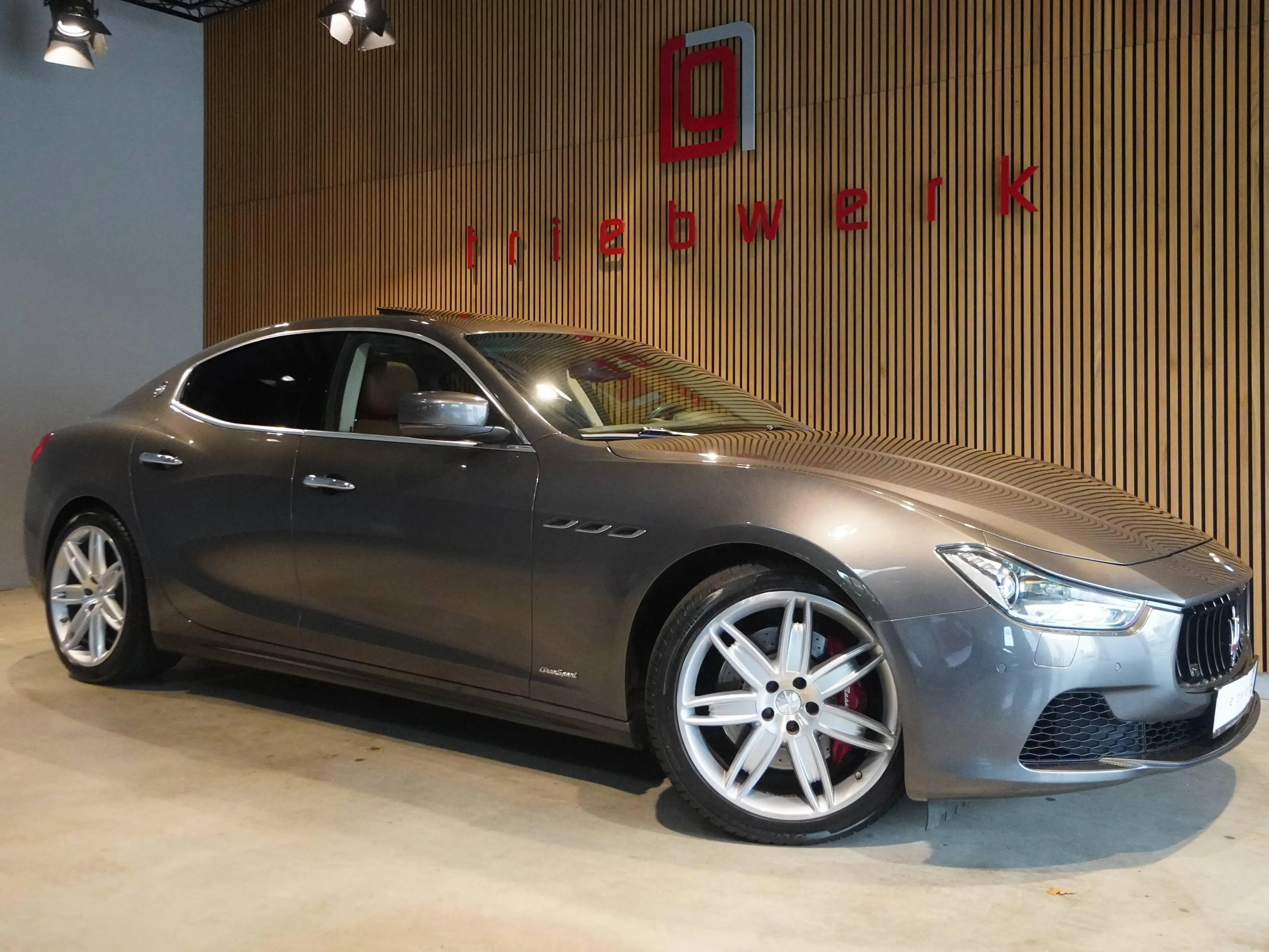 Maserati Ghibli Ghibli Automatik S Q4-BRD-U-frei-Traum Zustand — photo 3