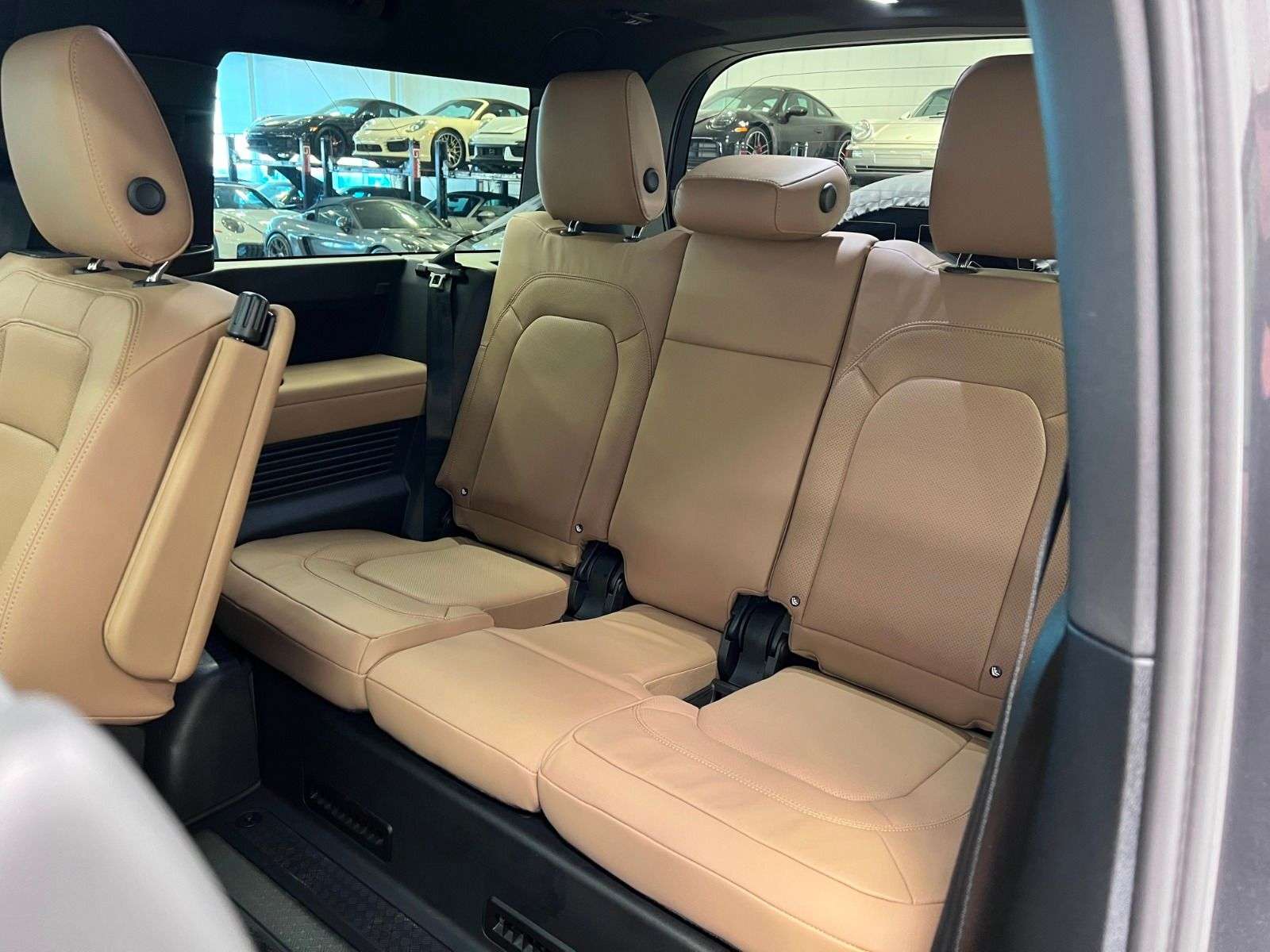 2026 Land Rover Defender 130 P400 X-DYNAMIC SE | 3RD ROW CPT CHAIRS thumb 35