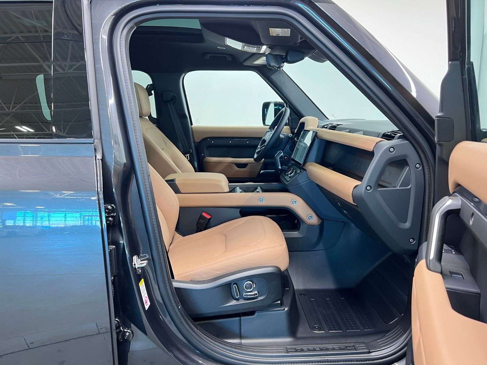 2026 Land Rover Defender 130 P400 X-DYNAMIC SE | 3RD ROW CPT CHAIRS thumb 32