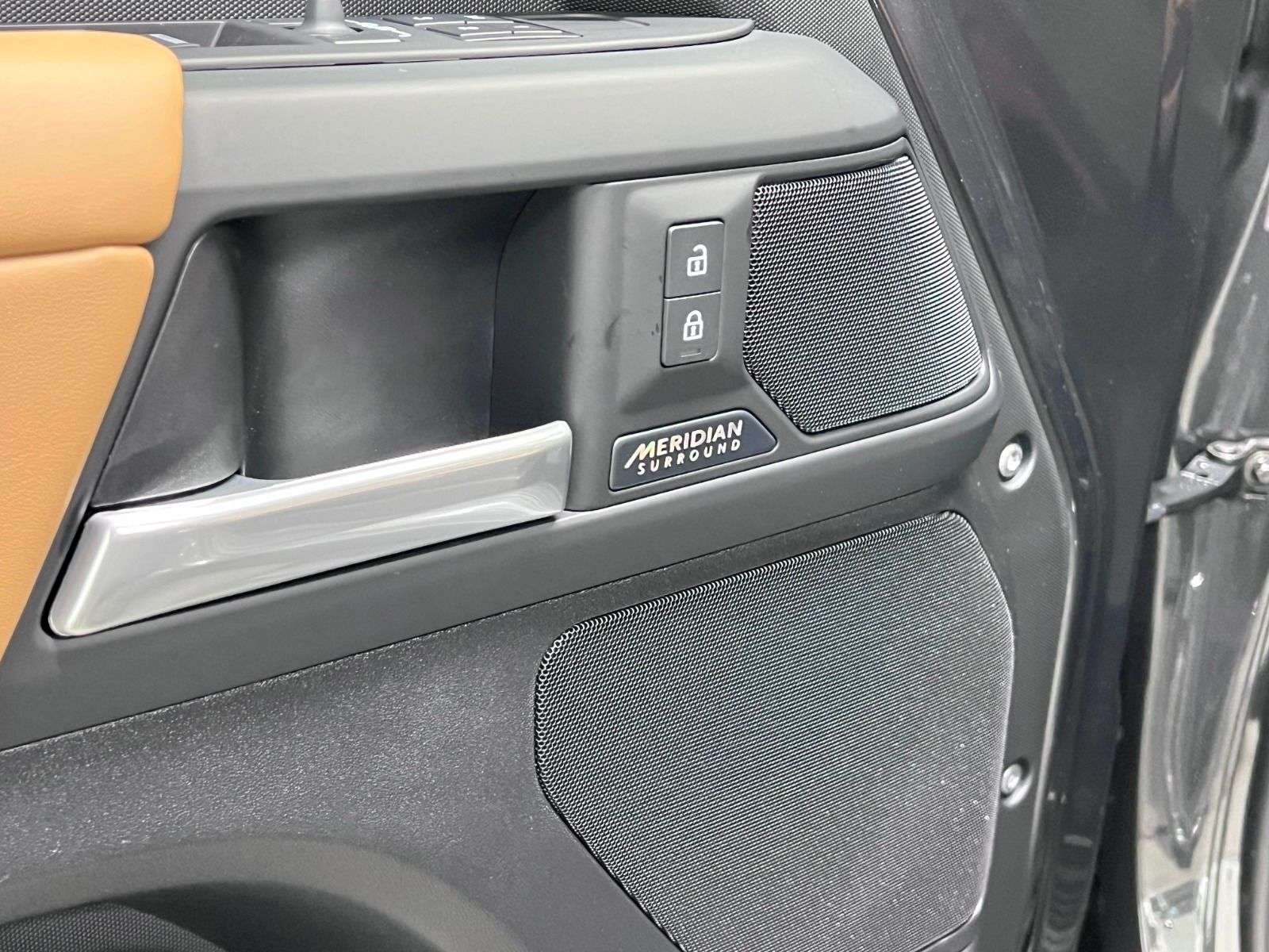 2026 Land Rover Defender 130 P400 X-DYNAMIC SE | 3RD ROW CPT CHAIRS thumb 25