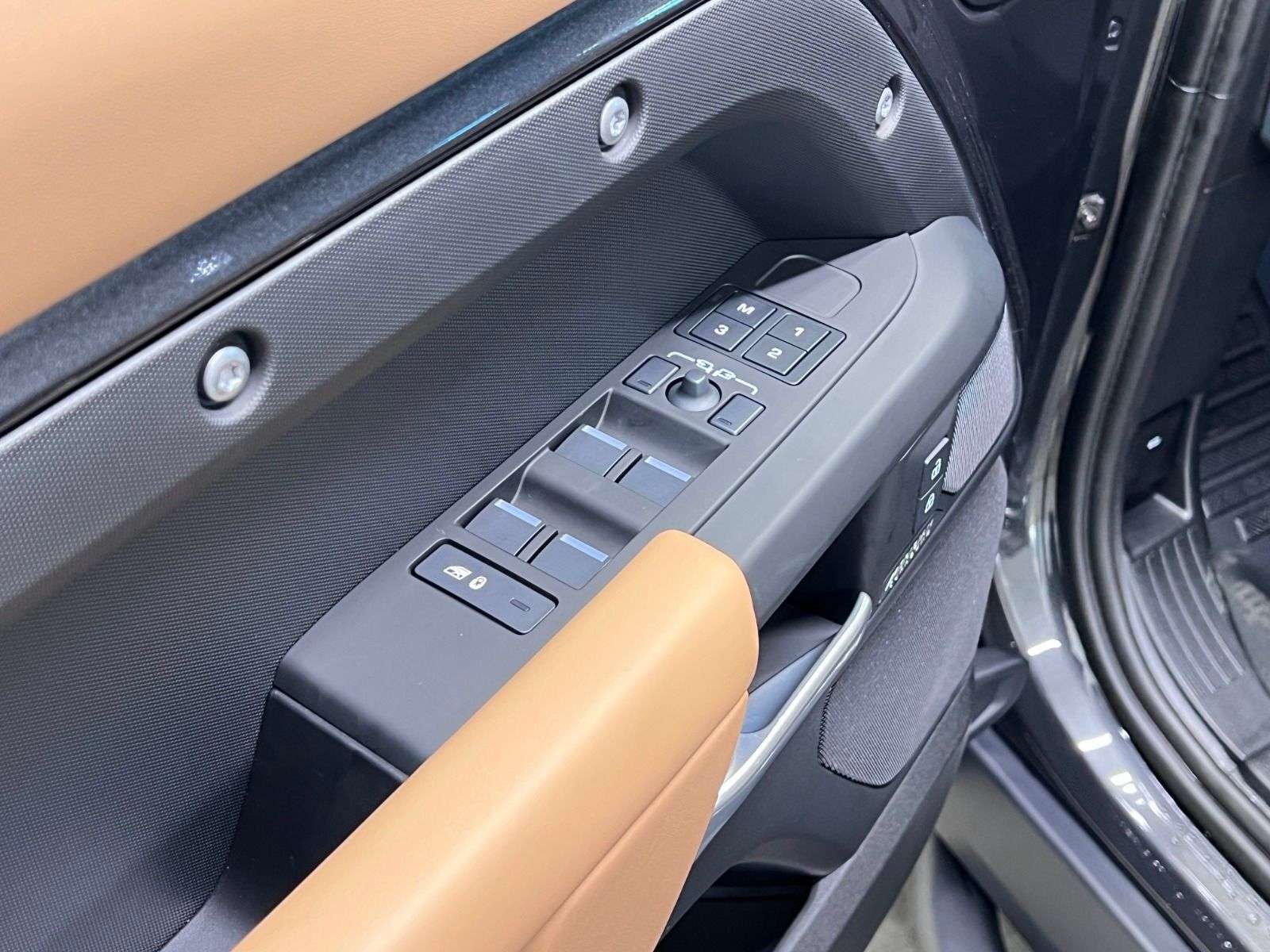 2026 Land Rover Defender 130 P400 X-DYNAMIC SE | 3RD ROW CPT CHAIRS thumb 24