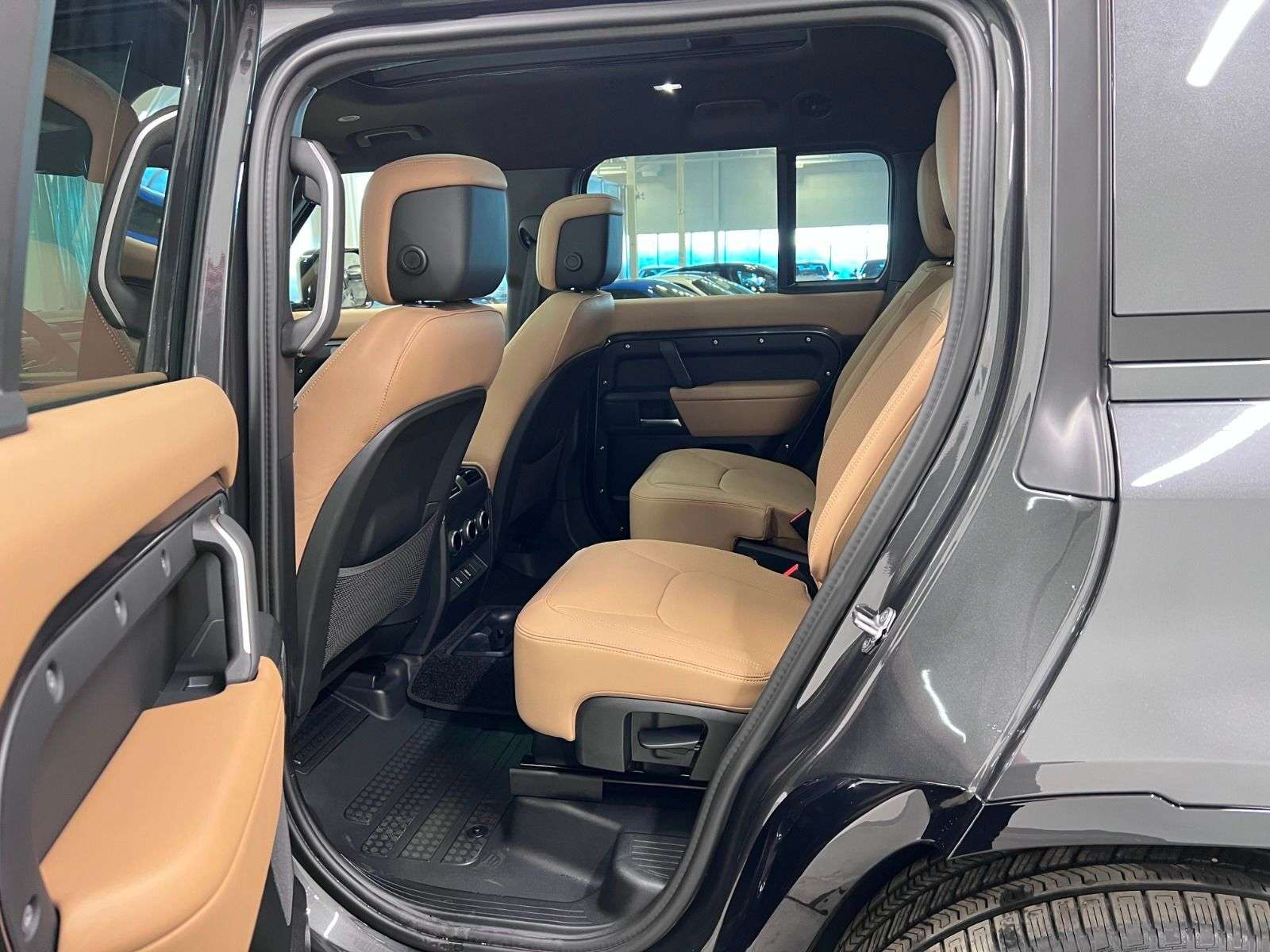 2026 Land Rover Defender 130 P400 X-DYNAMIC SE | 3RD ROW CPT CHAIRS thumb 33