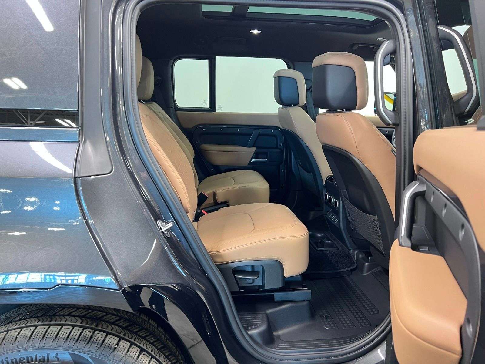 2026 Land Rover Defender 130 P400 X-DYNAMIC SE | 3RD ROW CPT CHAIRS thumb 34