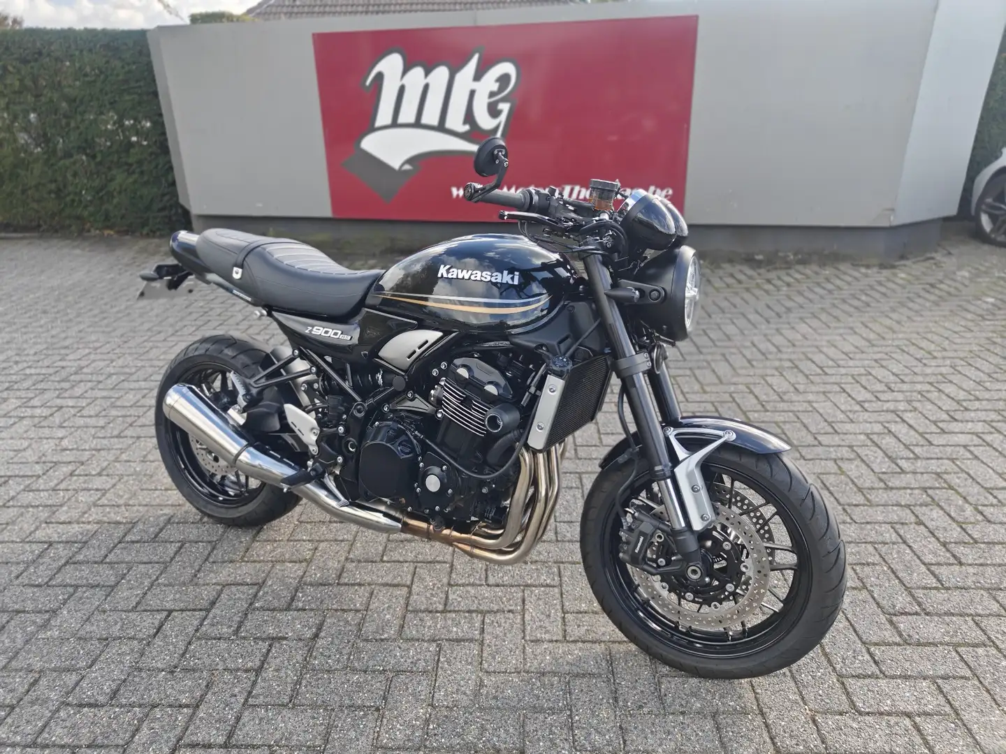 Kawasaki Z900RS Fekete - 1