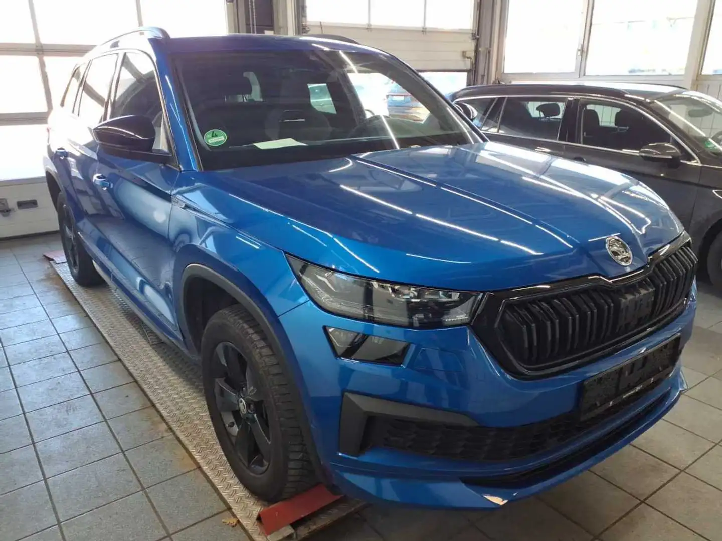 Skoda Kodiaq KODIAQ 2.0 TDI DSG 4x4 Sportline*NAVI*AHK*PANO Blau - 2