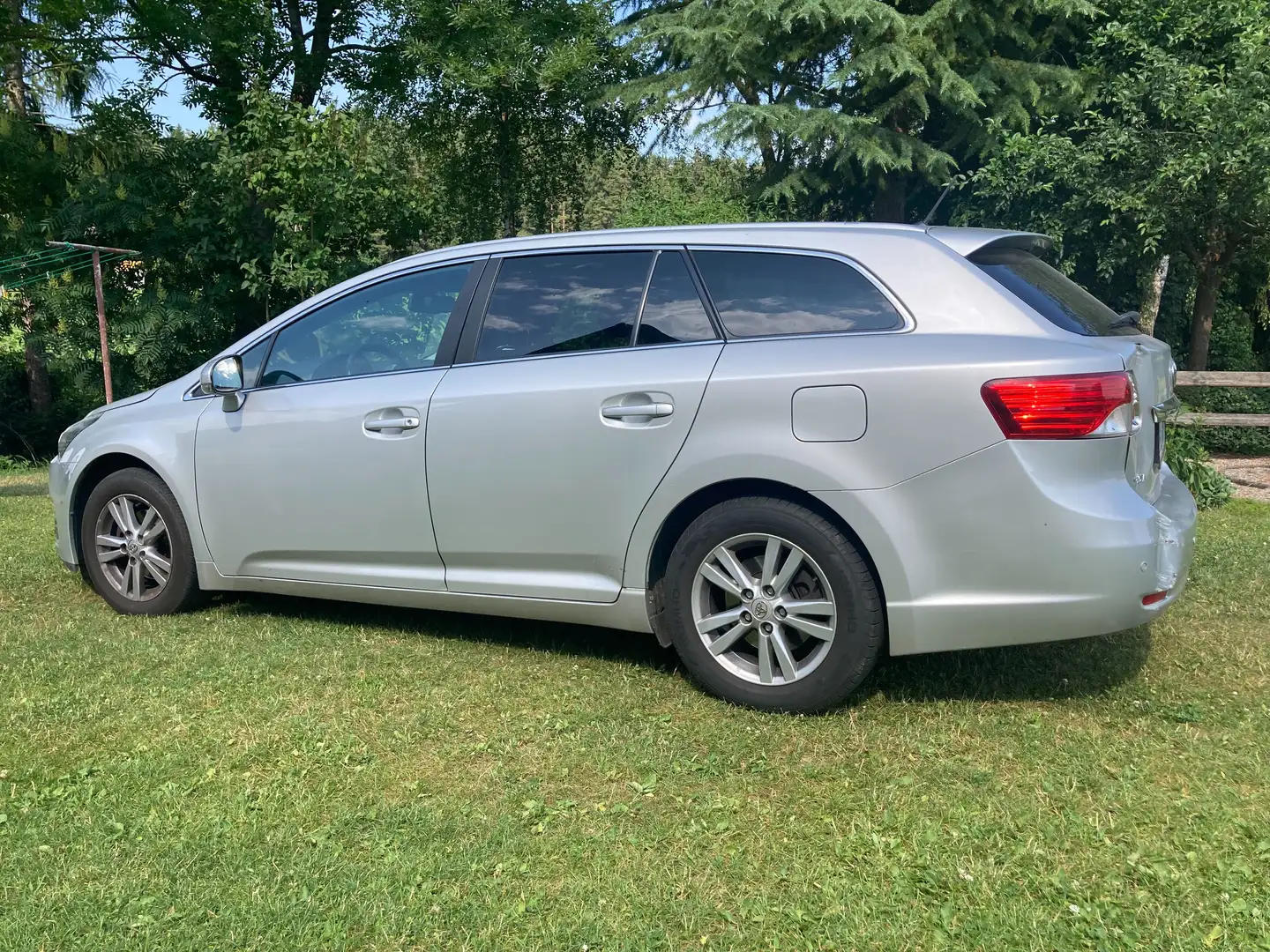 Toyota Avensis Avensis 2,0 D4-D 125 DPF Comfort Comfort Argintiu - 2