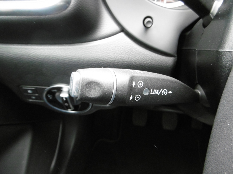 Infiniti Q30 1.5d LUXE Nav LED Alcantara Keyless CAM PDC — photo 8