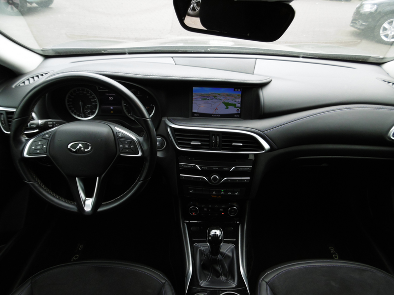 Infiniti Q30 1.5d LUXE Nav LED Alcantara Keyless CAM PDC — photo 5