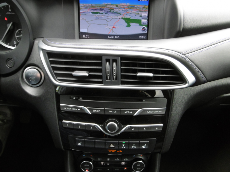 Infiniti Q30 1.5d LUXE Nav LED Alcantara Keyless CAM PDC — photo 9