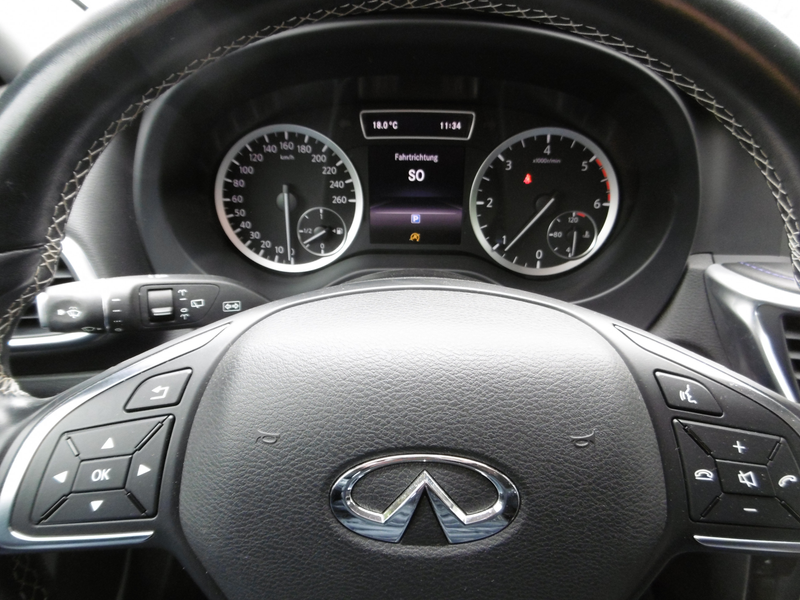 Infiniti Q30 1.5d LUXE Nav LED Alcantara Keyless CAM PDC — photo 7