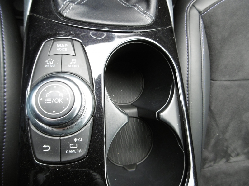 Infiniti Q30 1.5d LUXE Nav LED Alcantara Keyless CAM PDC — photo 10