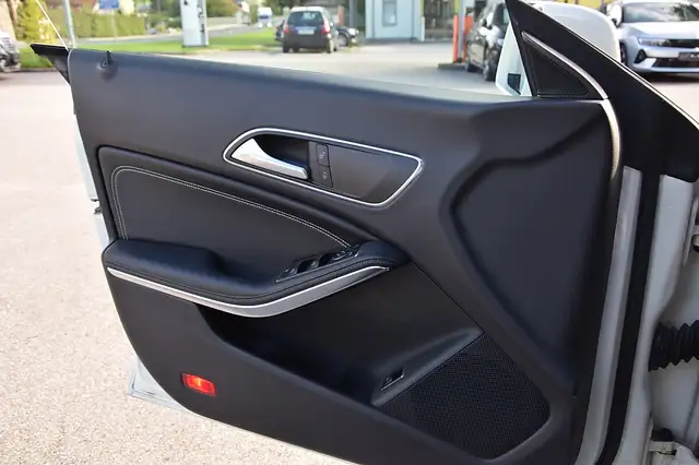 Mercedes-Benz Cla view 11