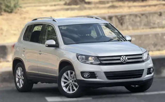 Volkswagen Tiguan Sport 4Motion Leder DSG SHZ AHK PDC NAVI