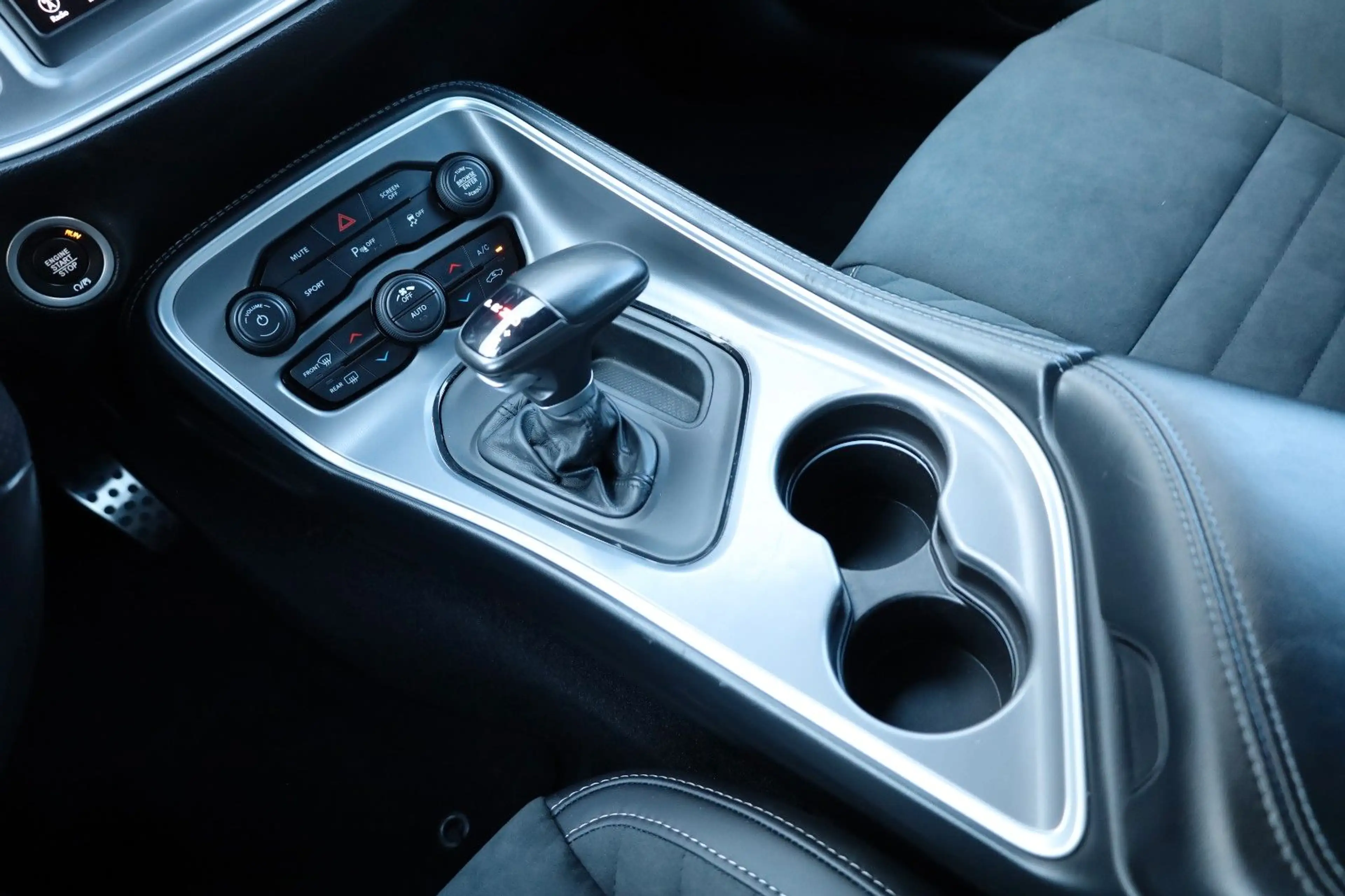 Dodge Challenger 5.7 R/T/KAMERA/TEMP/AMBIE/BTH/MFL/R20 — photo 15