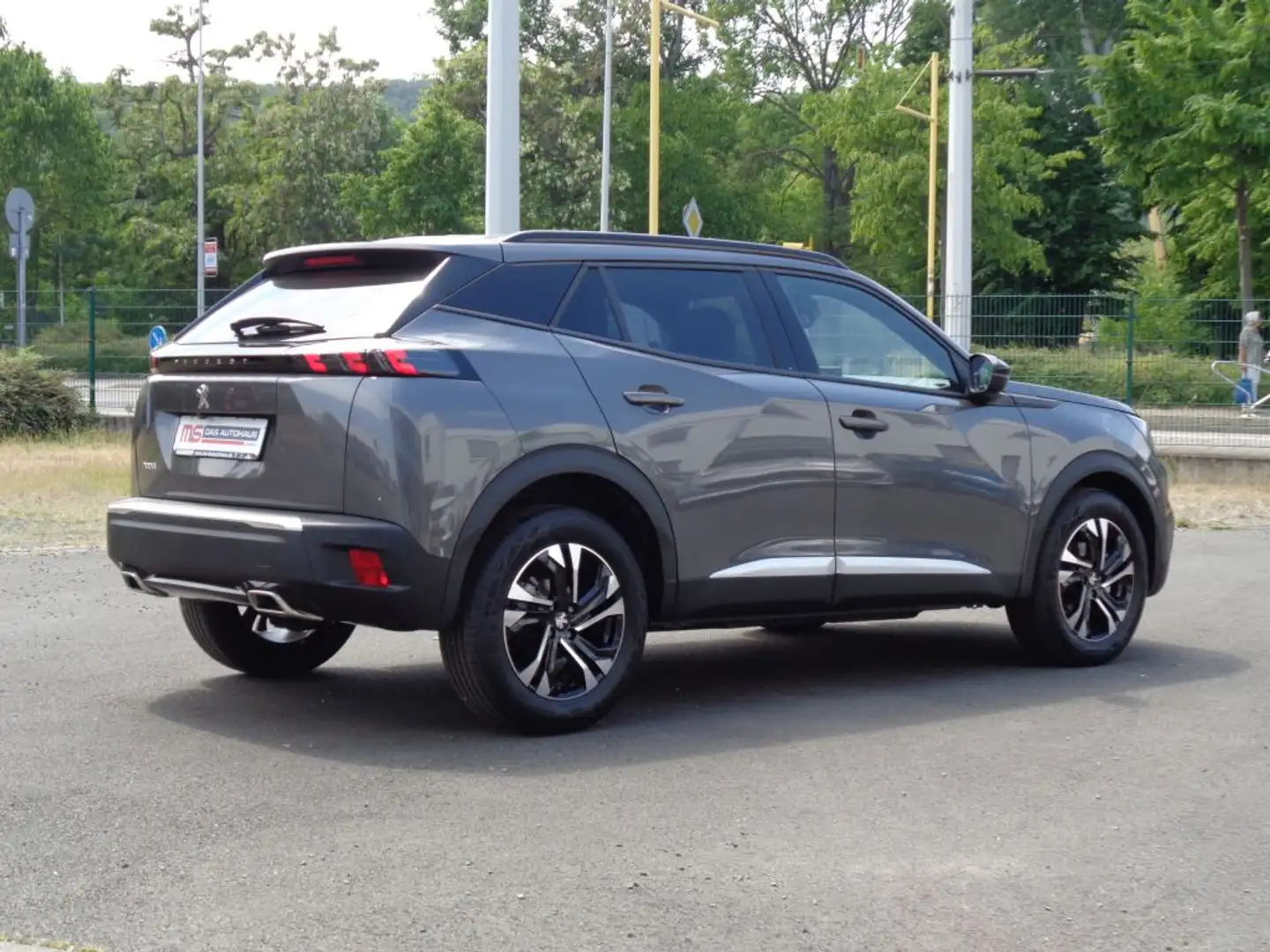 Peugeot 2008 PureTech 130 EAT8 Allure Pack Grau - 2