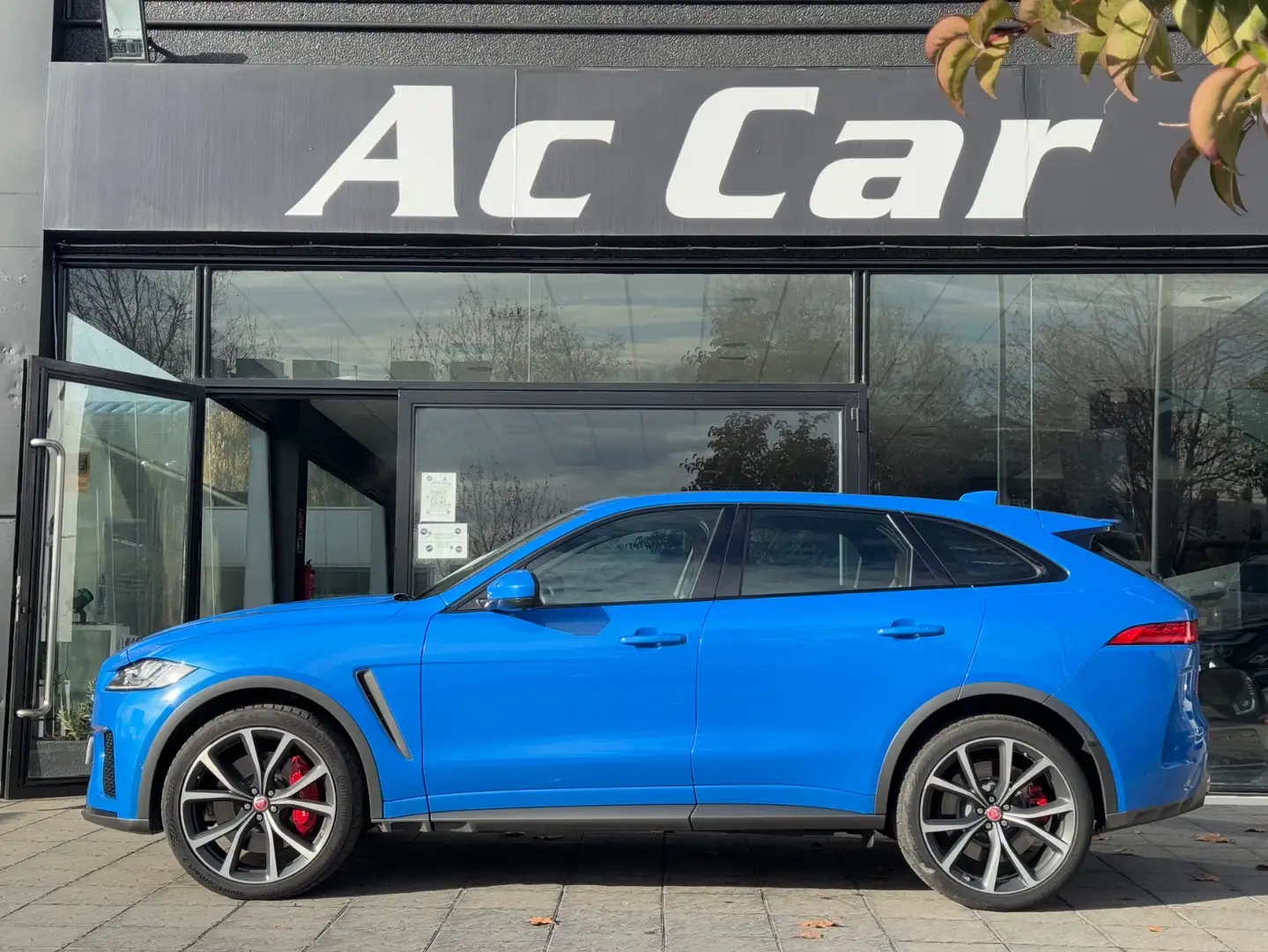 Jaguar F-Pace 5.0 V8 S/C SVR Aut. AWD Blau - 1