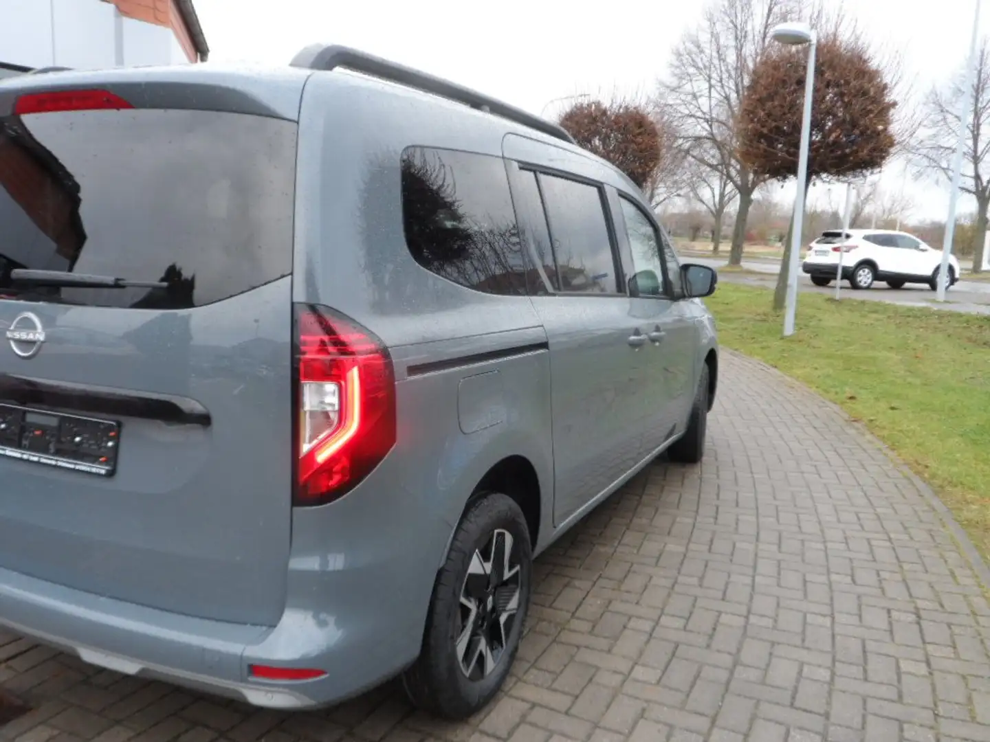 Nissan Townstar L2 2,3 Tekna 7 Sitze Grau - 2