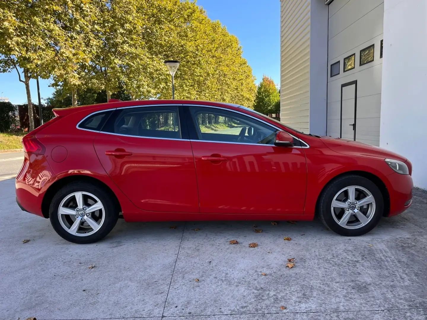 Volvo V40 D3 Momentum Aut. 150 Rojo - 2
