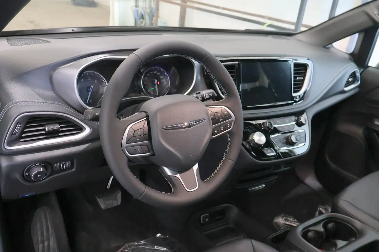 Chrysler Pacifica снимка Chrysler Pacifica
