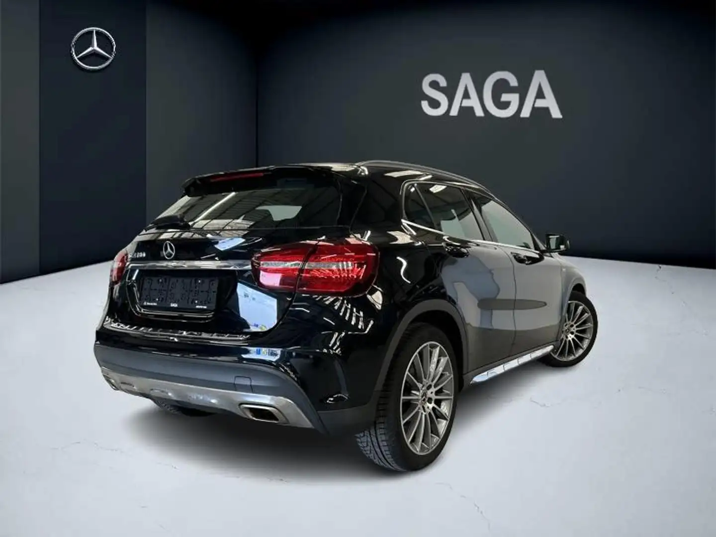 Mercedes-Benz GLA 180 180 AMG Line Schwarz - 2