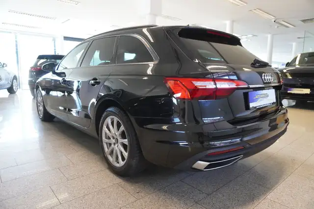 Audi A4 view 4