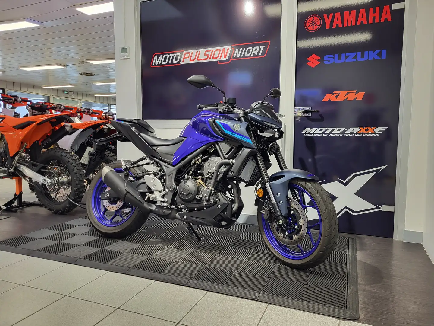 Yamaha MT-03 Blau - 1