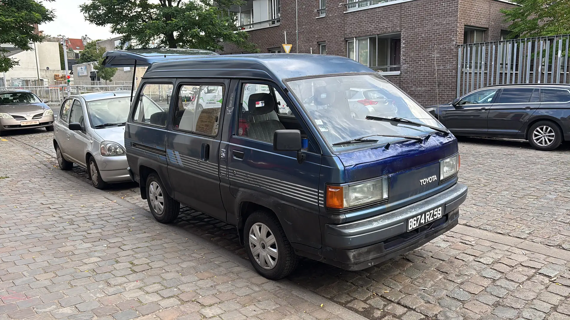 Toyota Lite-Ace 9 places, Essence, papiers française Albastru - 2