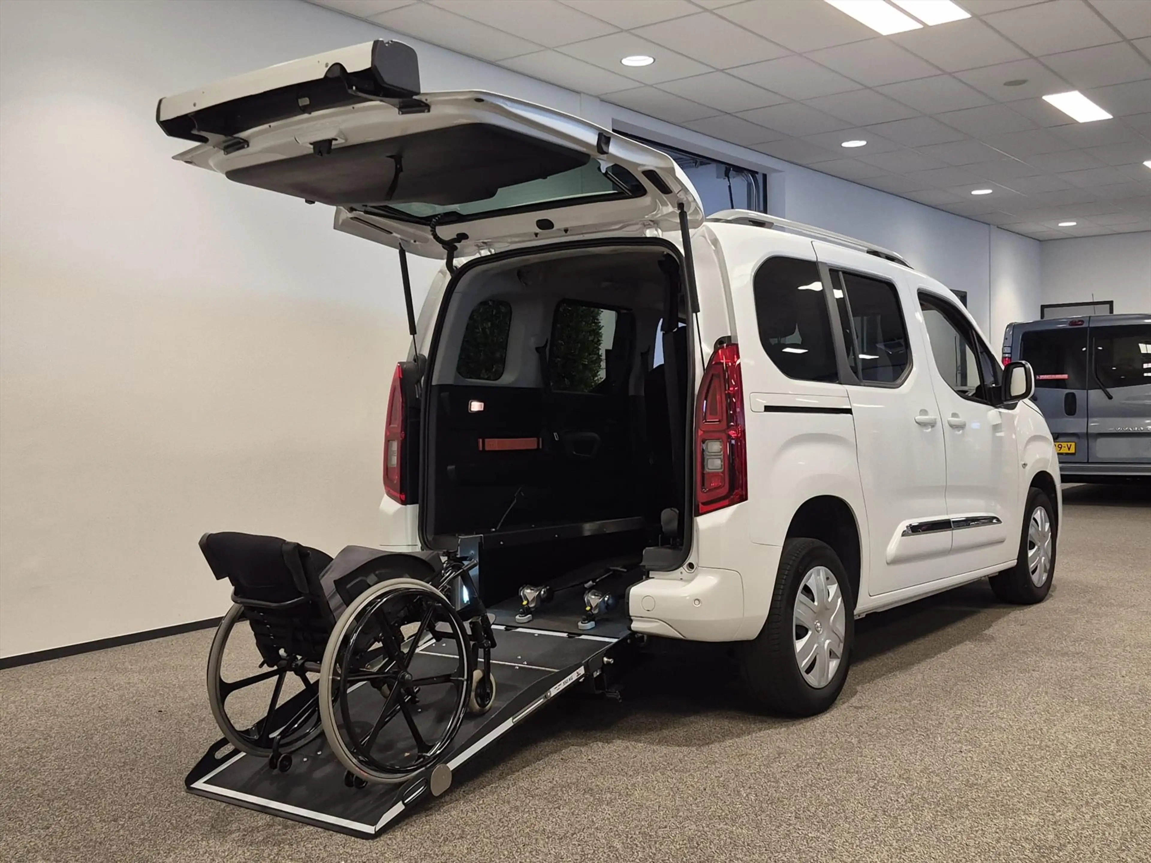 Toyota Proace City Verso L1 Rolstoelauto Automaat 3+1 — photo 13