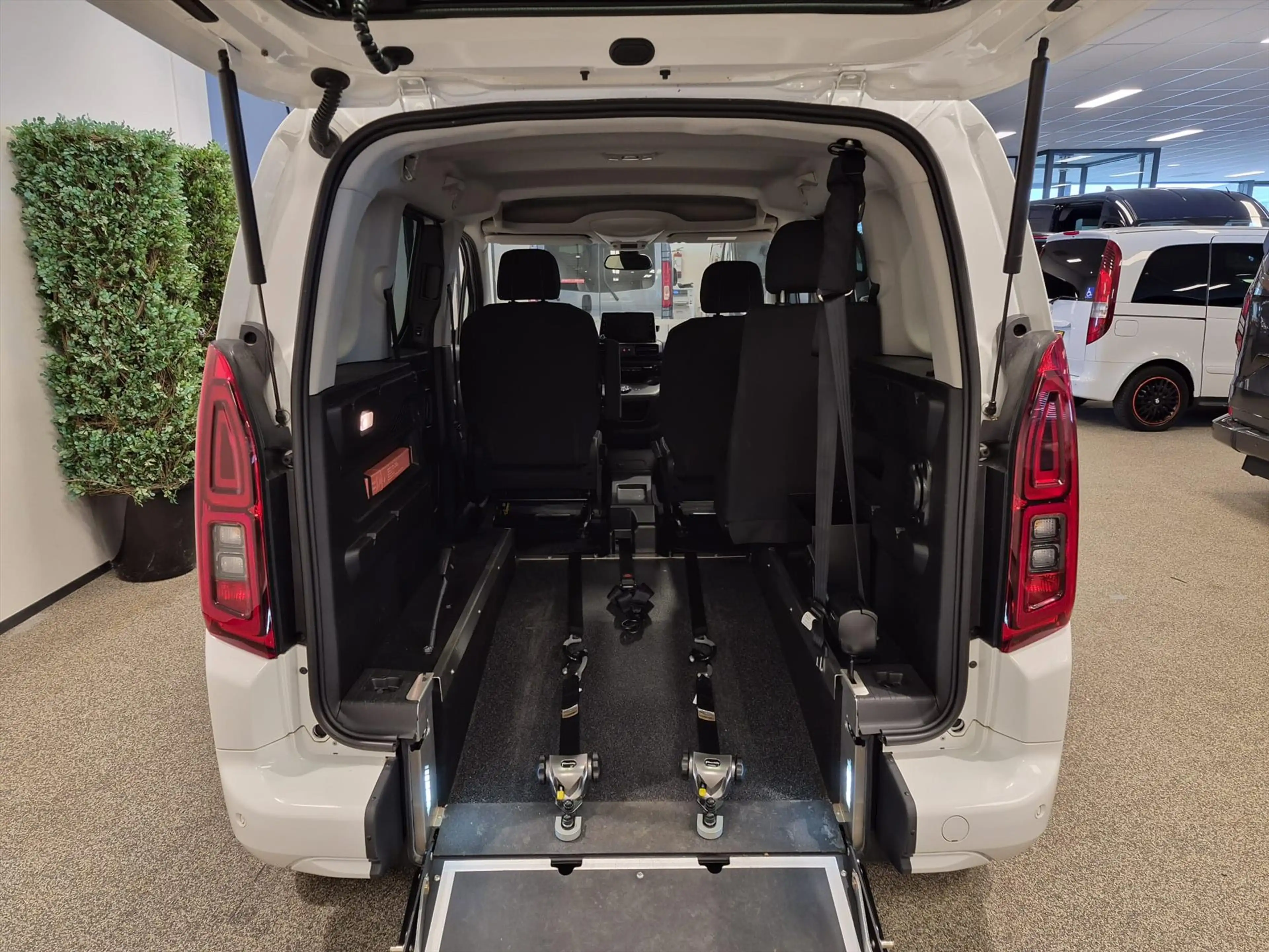 Toyota Proace City Verso L1 Rolstoelauto Automaat 3+1 — photo 9