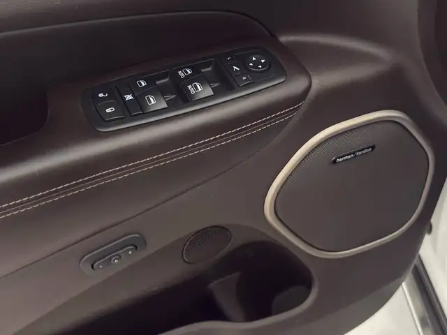 Jeep Grand Cherokee view 8