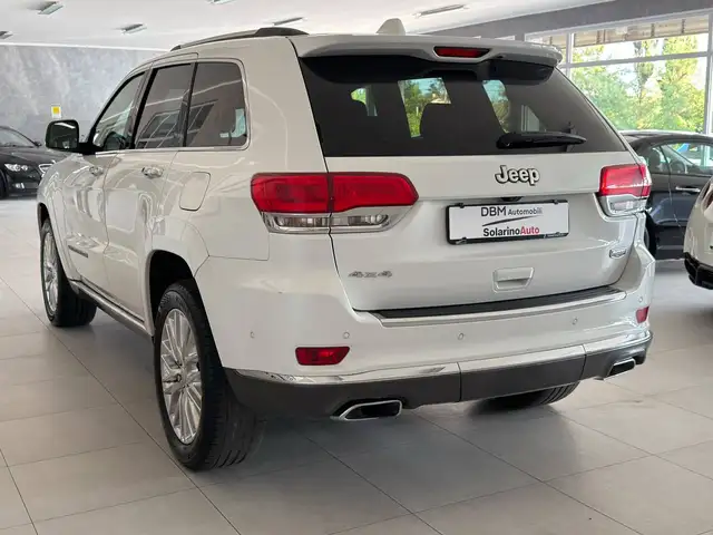 Jeep Grand Cherokee view 3