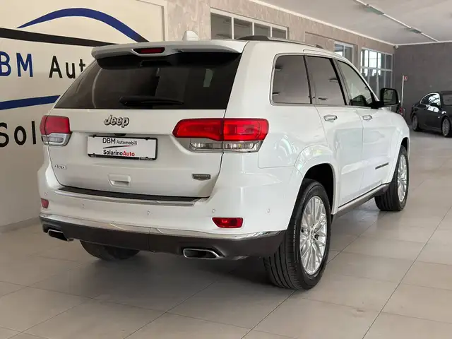Jeep Grand Cherokee view 4