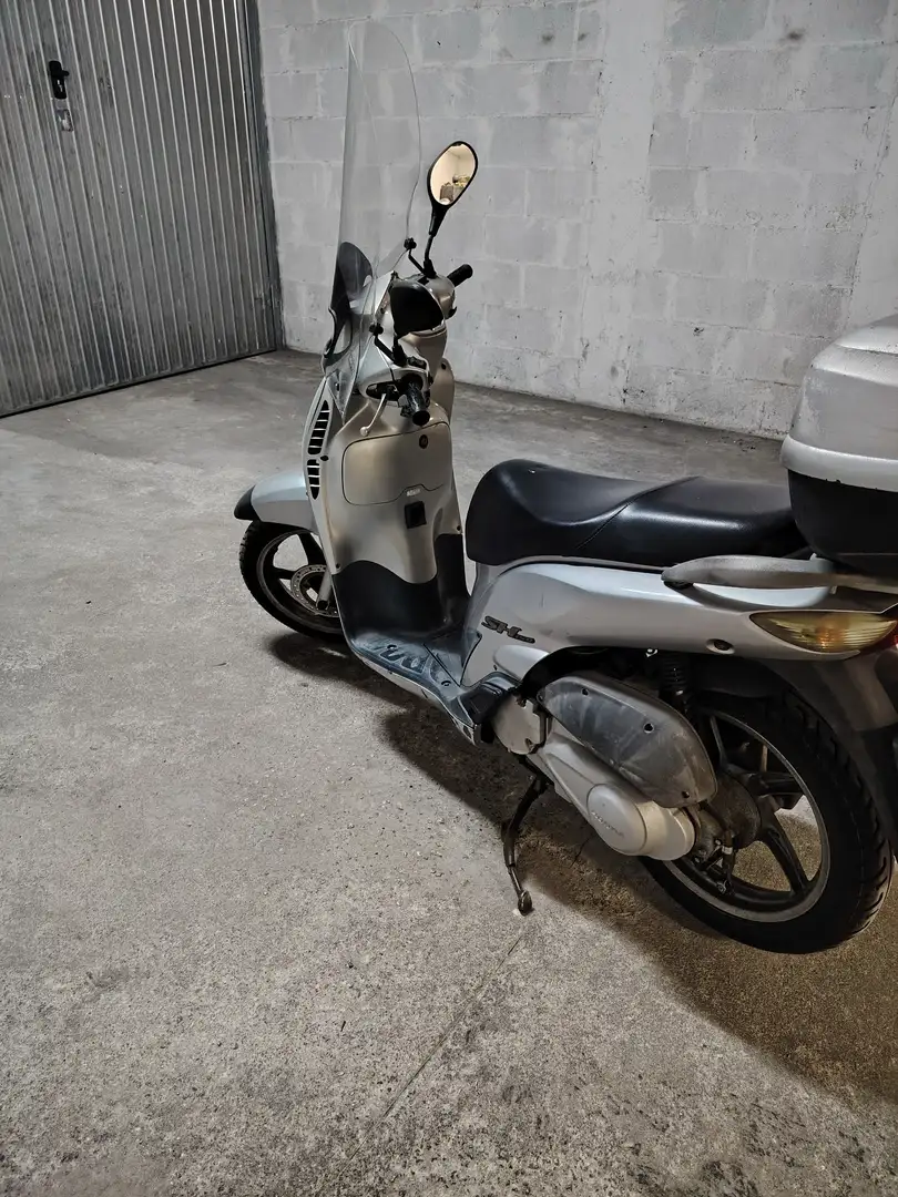 Honda SH 150 Stříbrná - 1