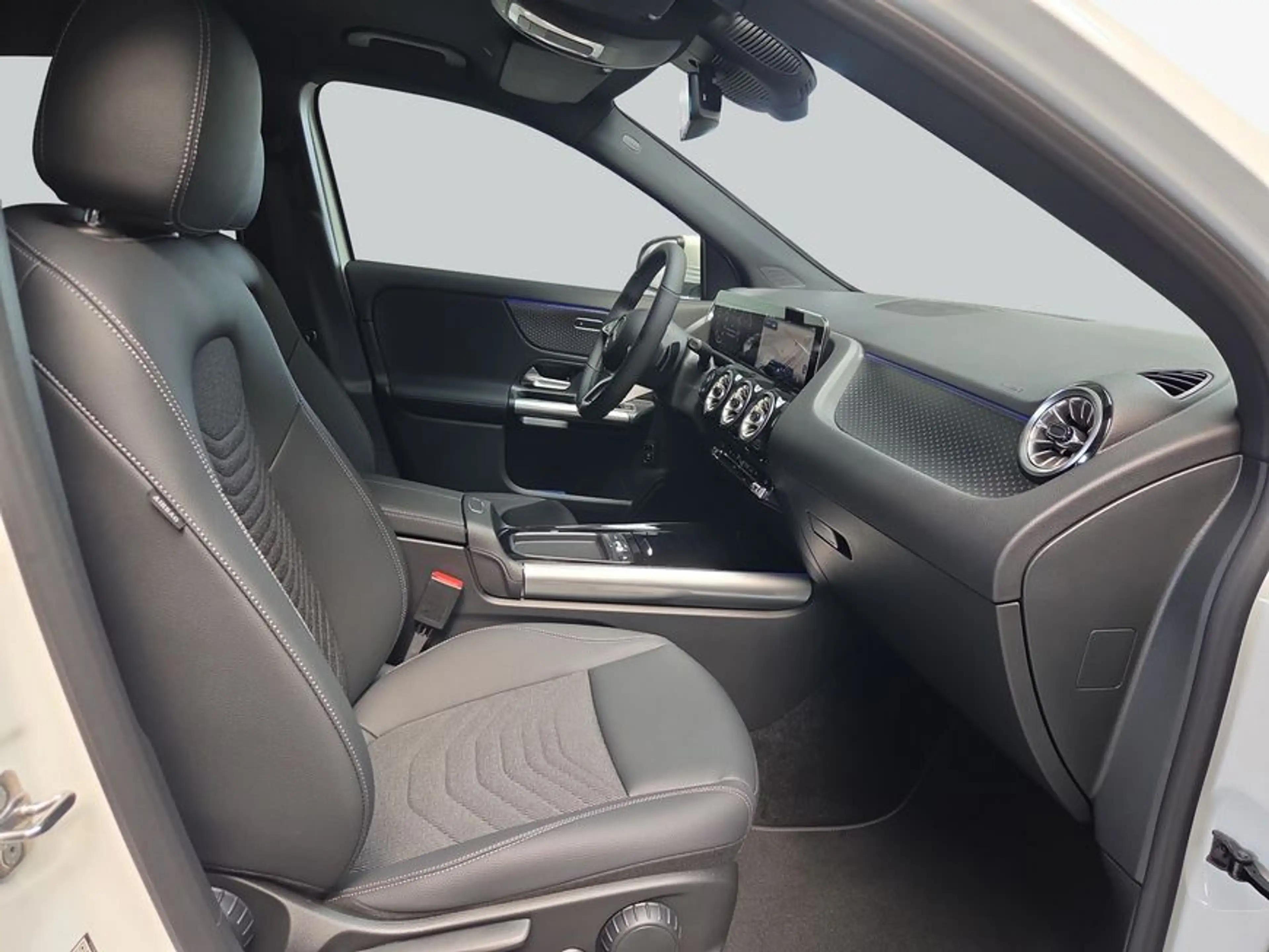 Mercedes-Benz GLA 180 GLA — photo 12