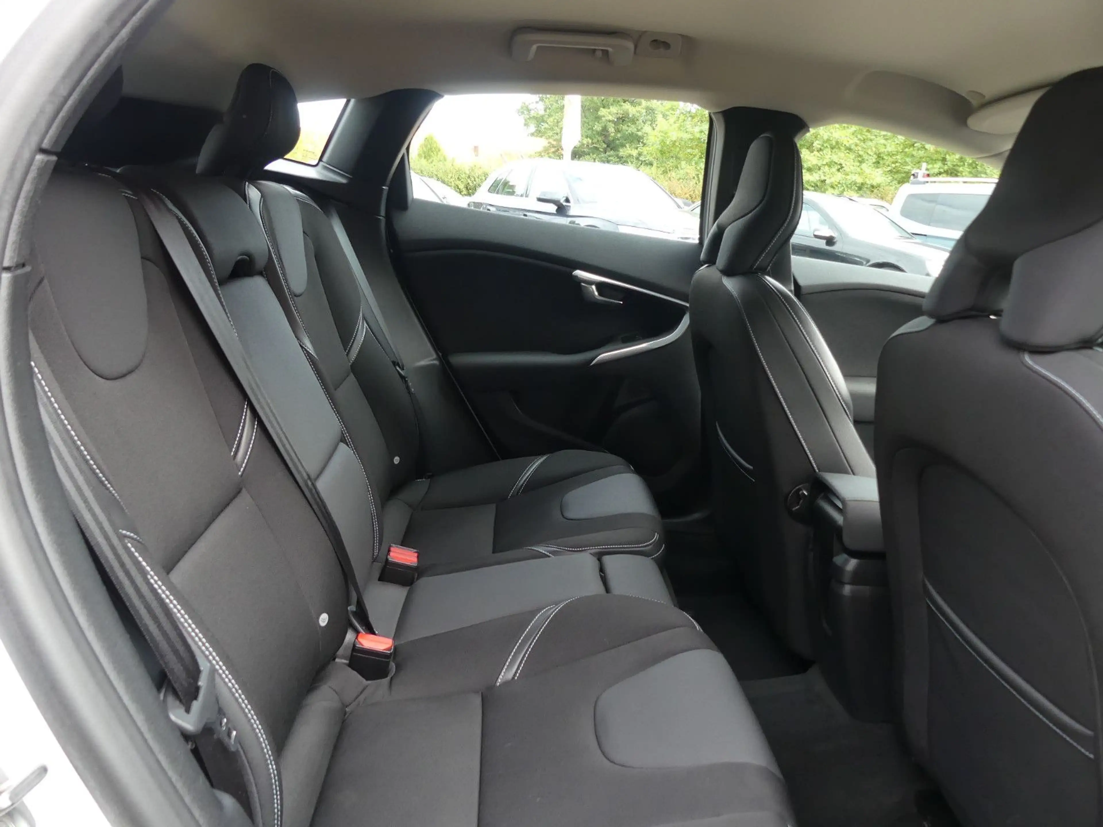 Volvo V40 Momentum*Navi*Sitzhzg*Kamera*AHK*LED — photo 23