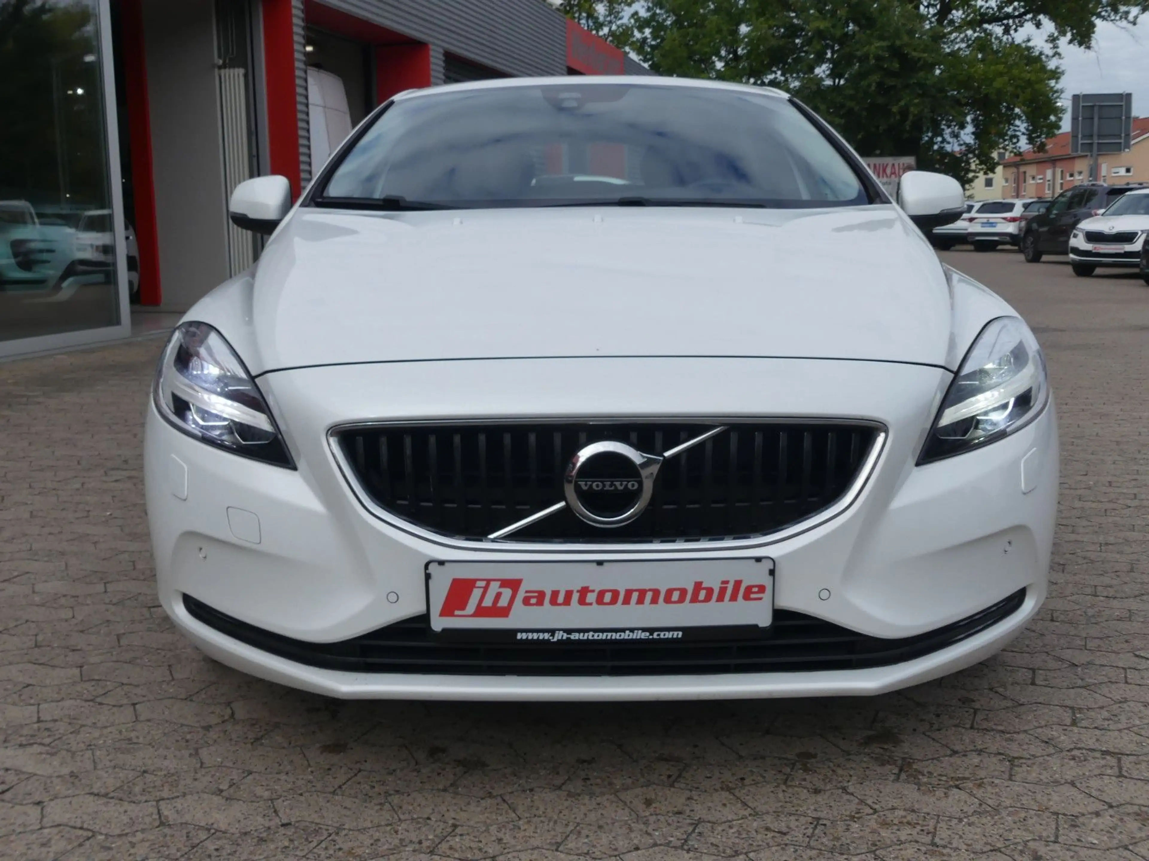 Volvo V40 Momentum*Navi*Sitzhzg*Kamera*AHK*LED — photo 8