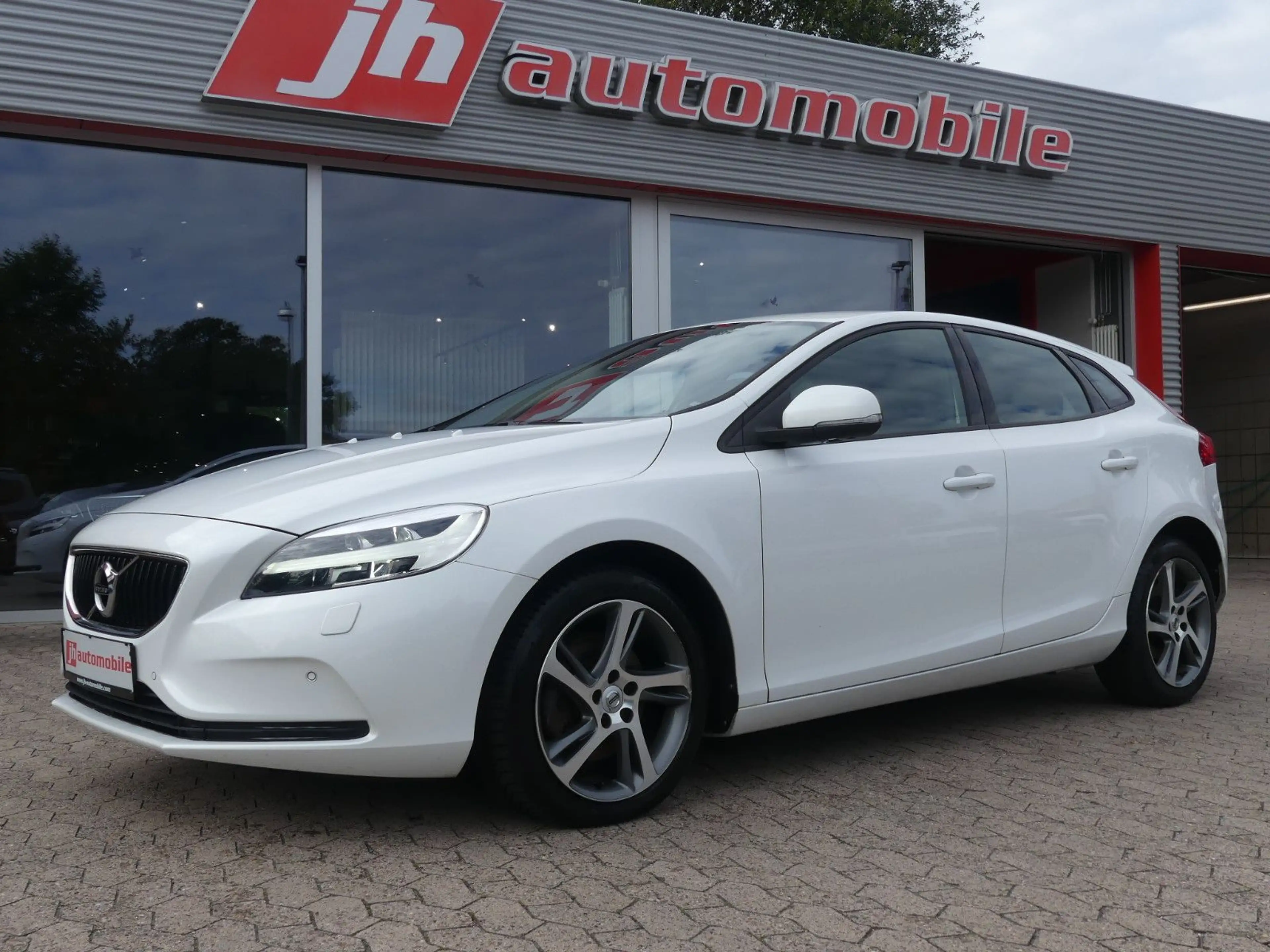 Volvo V40 Momentum*Navi*Sitzhzg*Kamera*AHK*LED