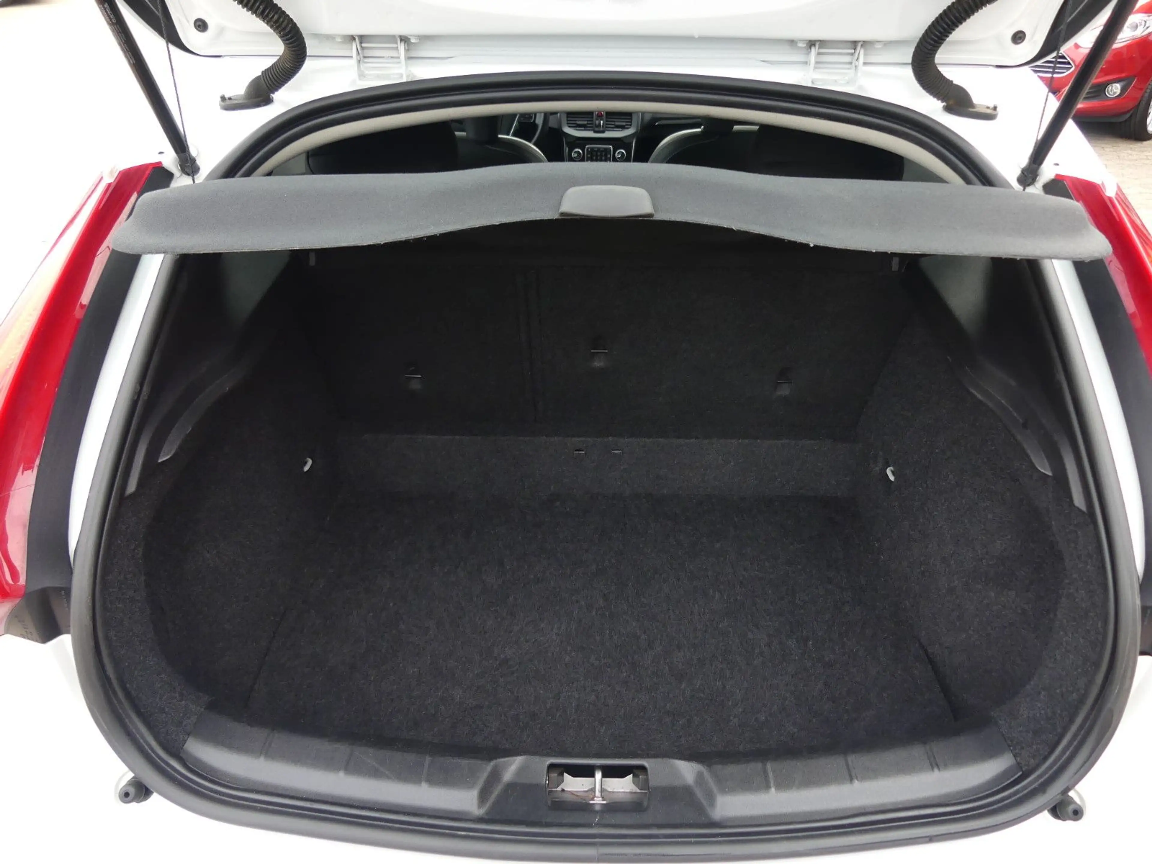 Volvo V40 Momentum*Navi*Sitzhzg*Kamera*AHK*LED — photo 25