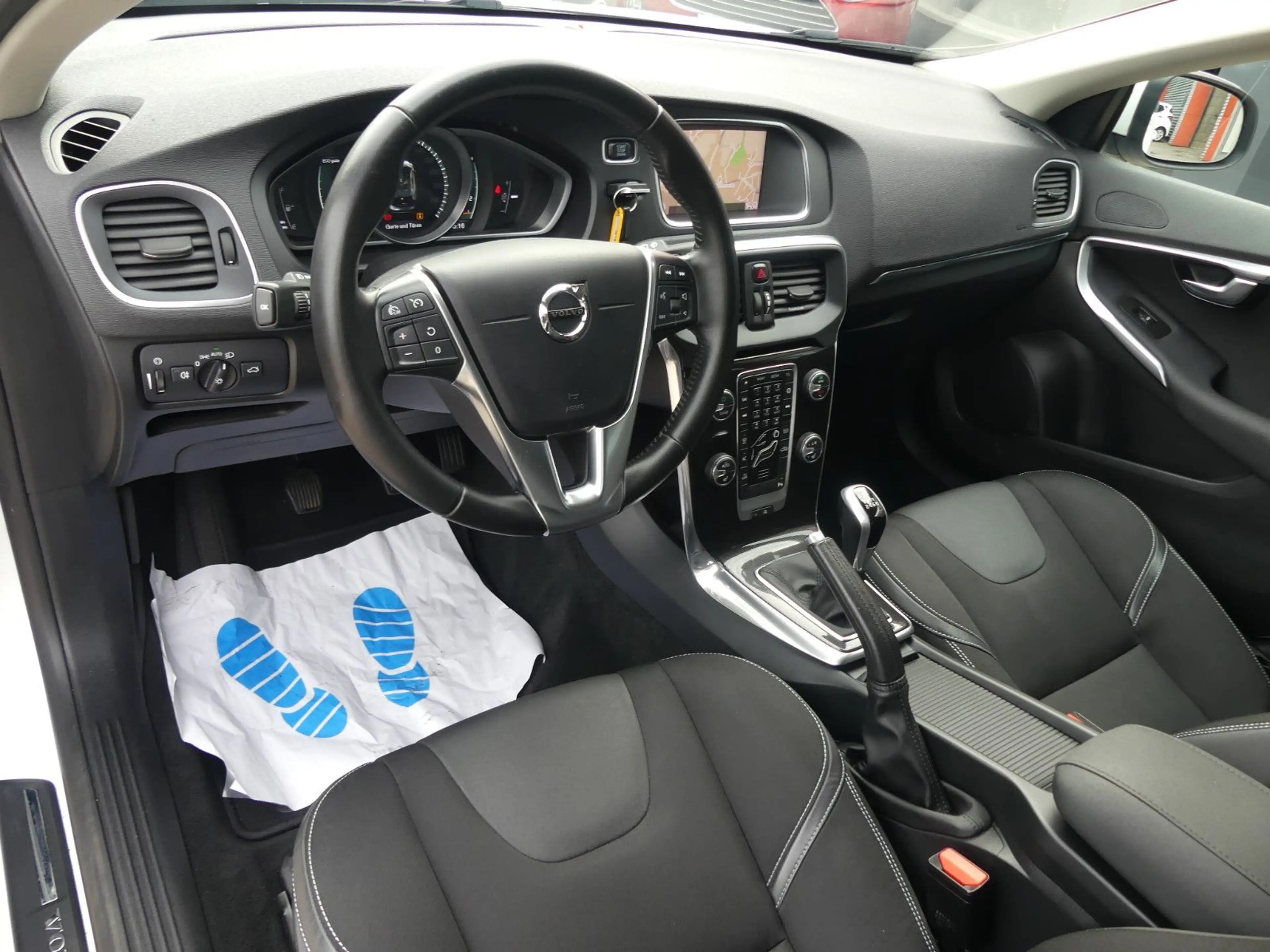 Volvo V40 Momentum*Navi*Sitzhzg*Kamera*AHK*LED — photo 9