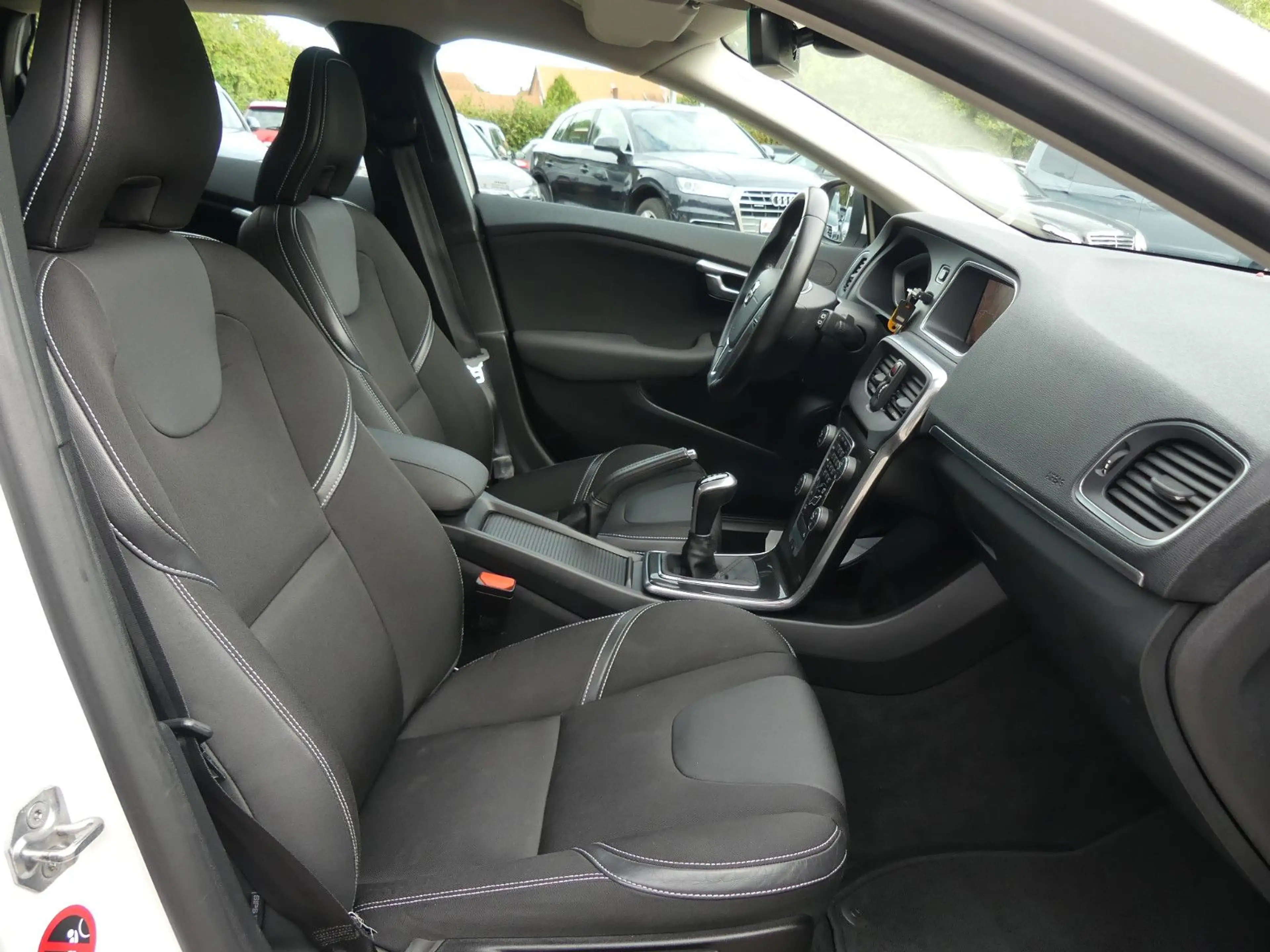 Volvo V40 Momentum*Navi*Sitzhzg*Kamera*AHK*LED — photo 21