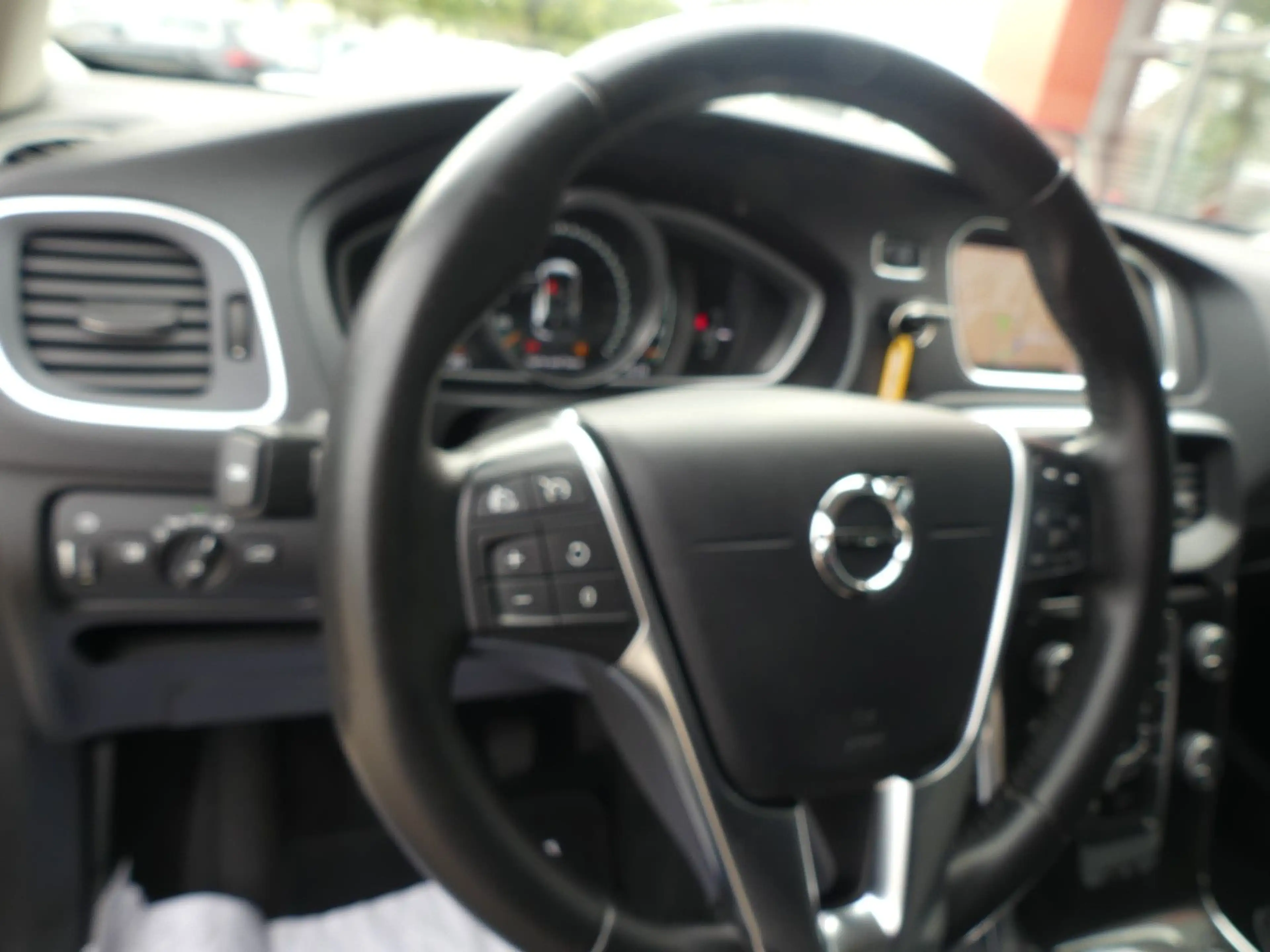 Volvo V40 Momentum*Navi*Sitzhzg*Kamera*AHK*LED — photo 13