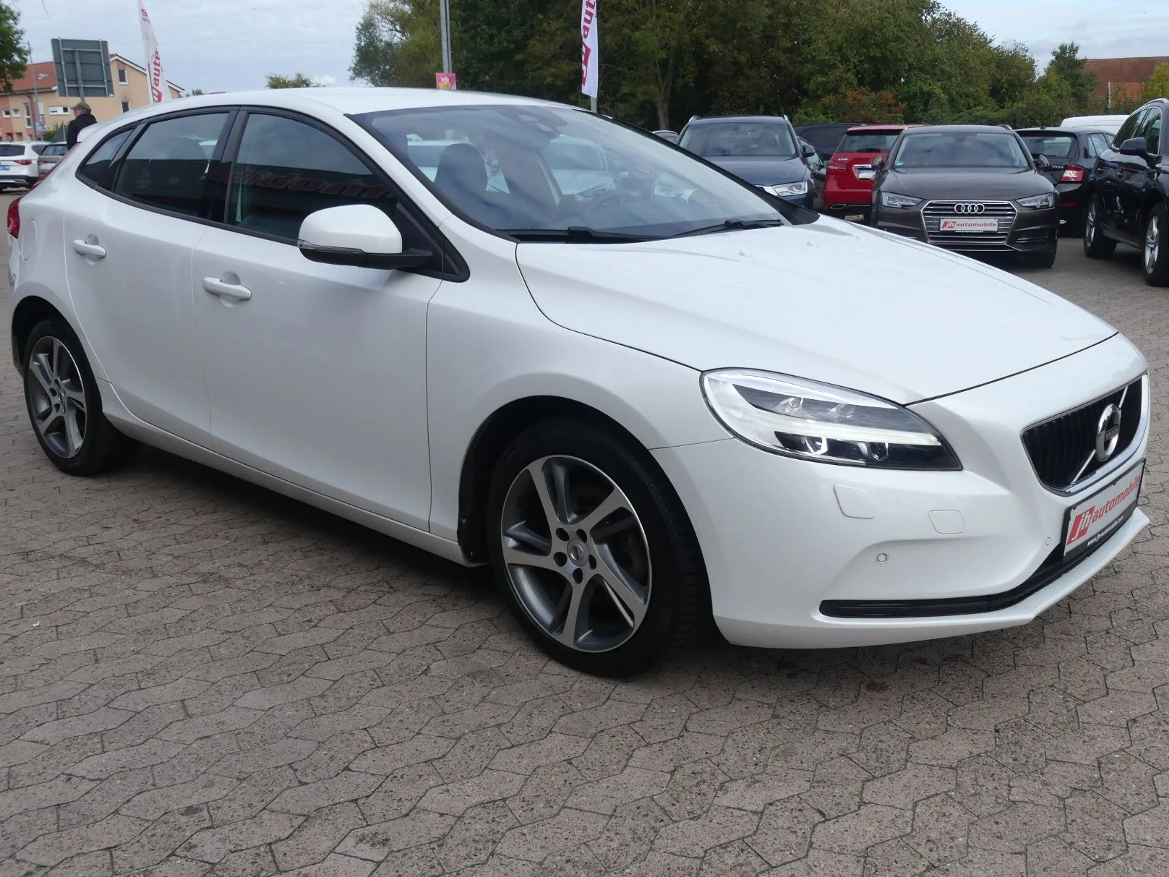Volvo V40 Momentum*Navi*Sitzhzg*Kamera*AHK*LED — photo 7