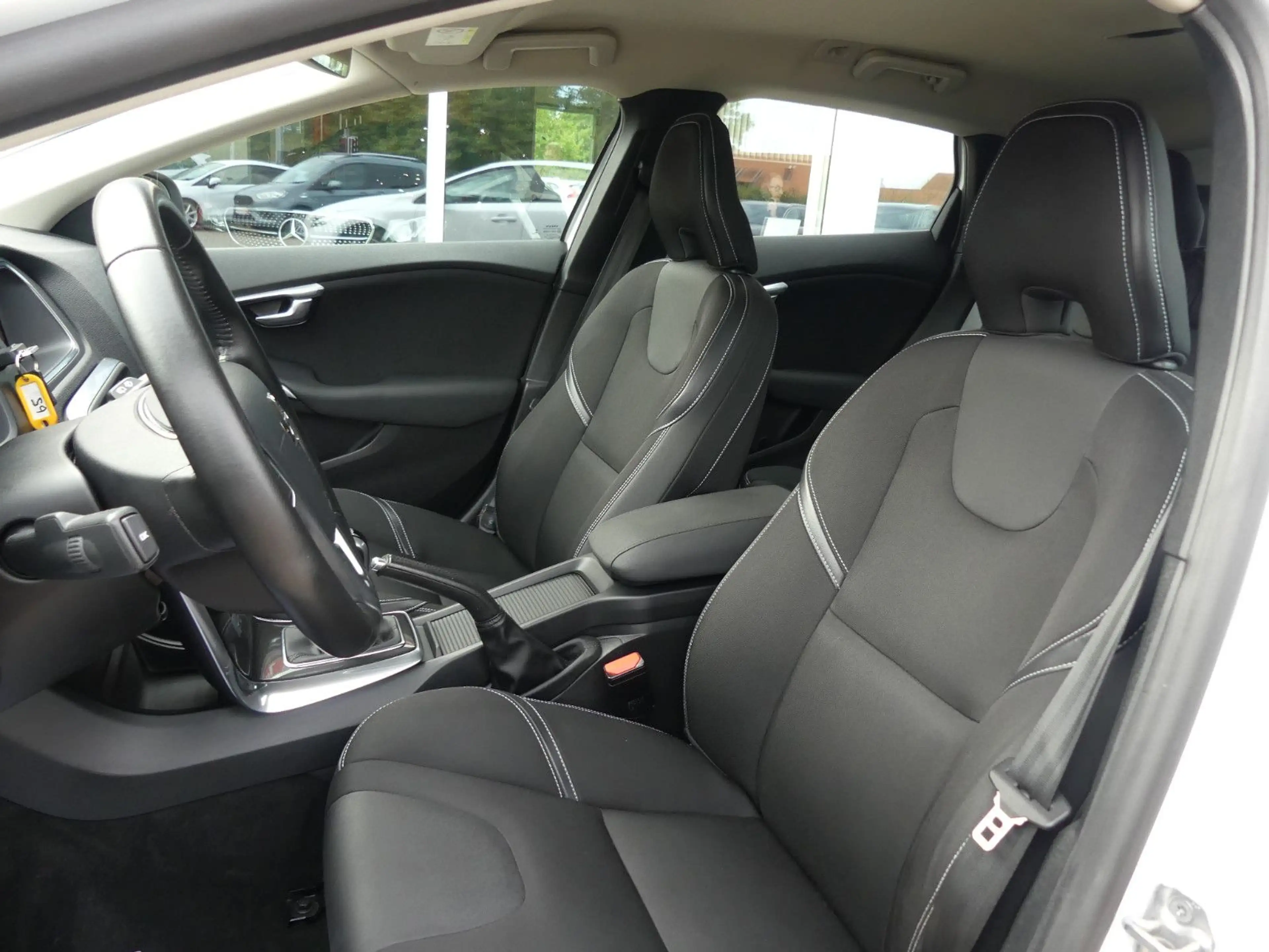 Volvo V40 Momentum*Navi*Sitzhzg*Kamera*AHK*LED — photo 11
