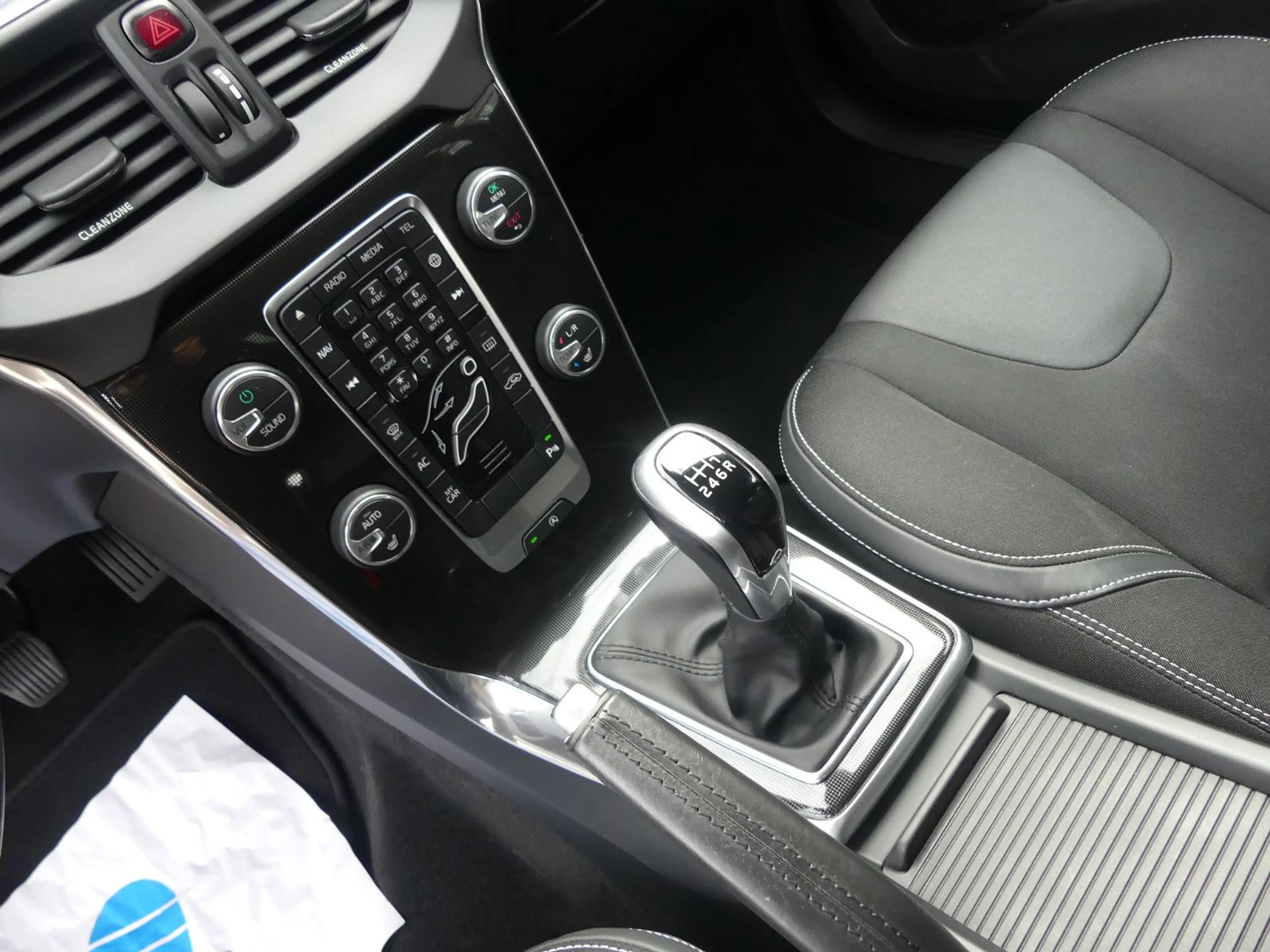 Volvo V40 Momentum*Navi*Sitzhzg*Kamera*AHK*LED — photo 18