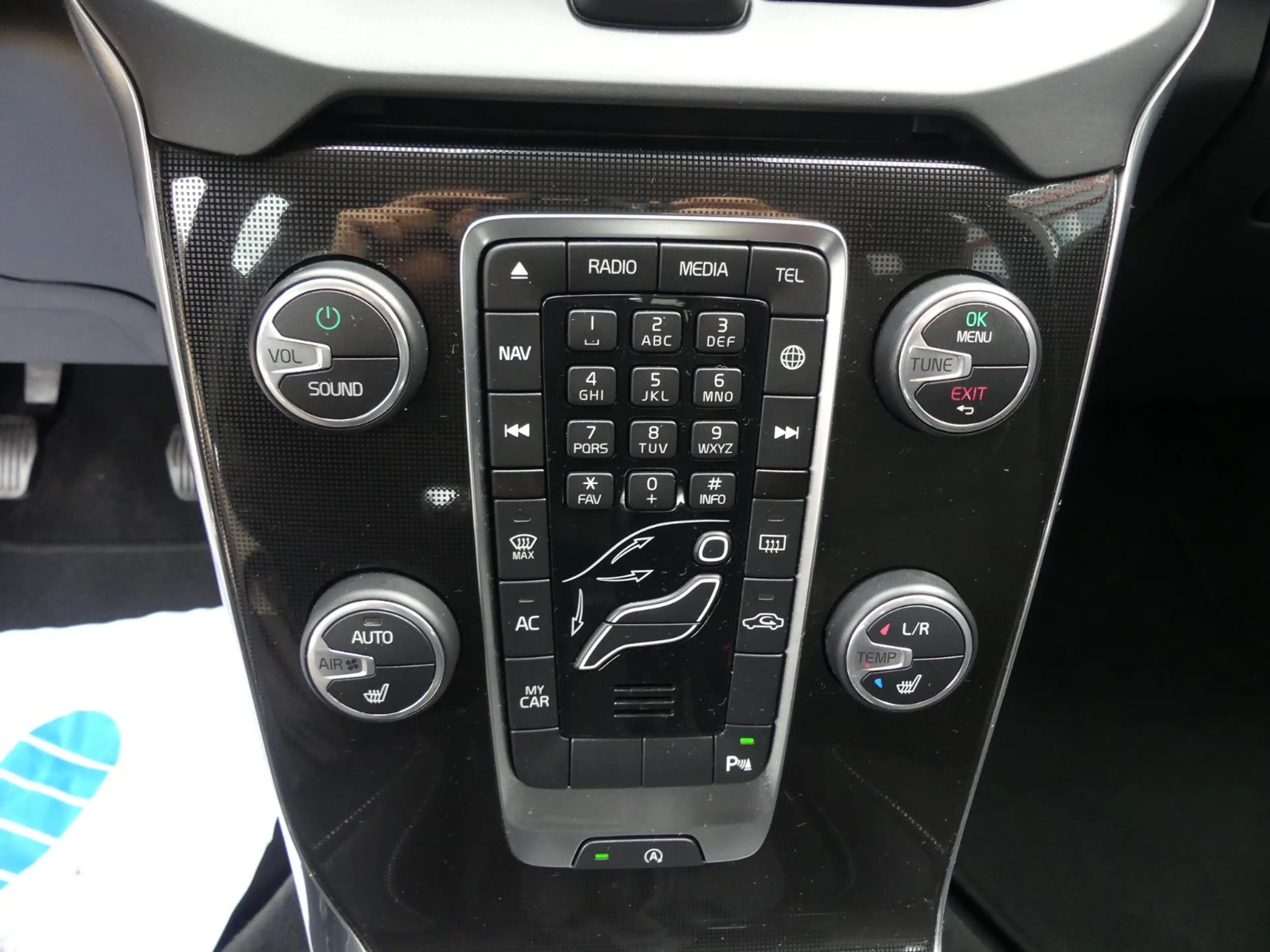 Volvo V40 Momentum*Navi*Sitzhzg*Kamera*AHK*LED — photo 17