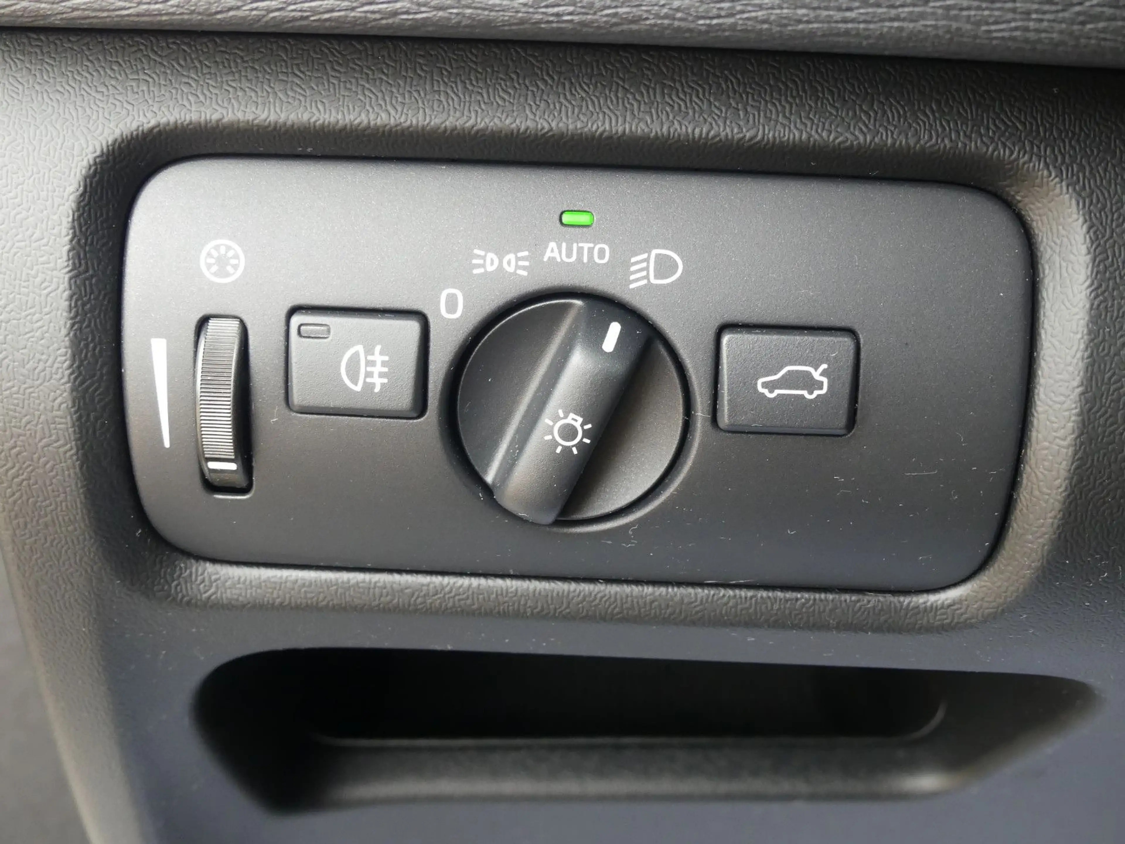 Volvo V40 Momentum*Navi*Sitzhzg*Kamera*AHK*LED — photo 15