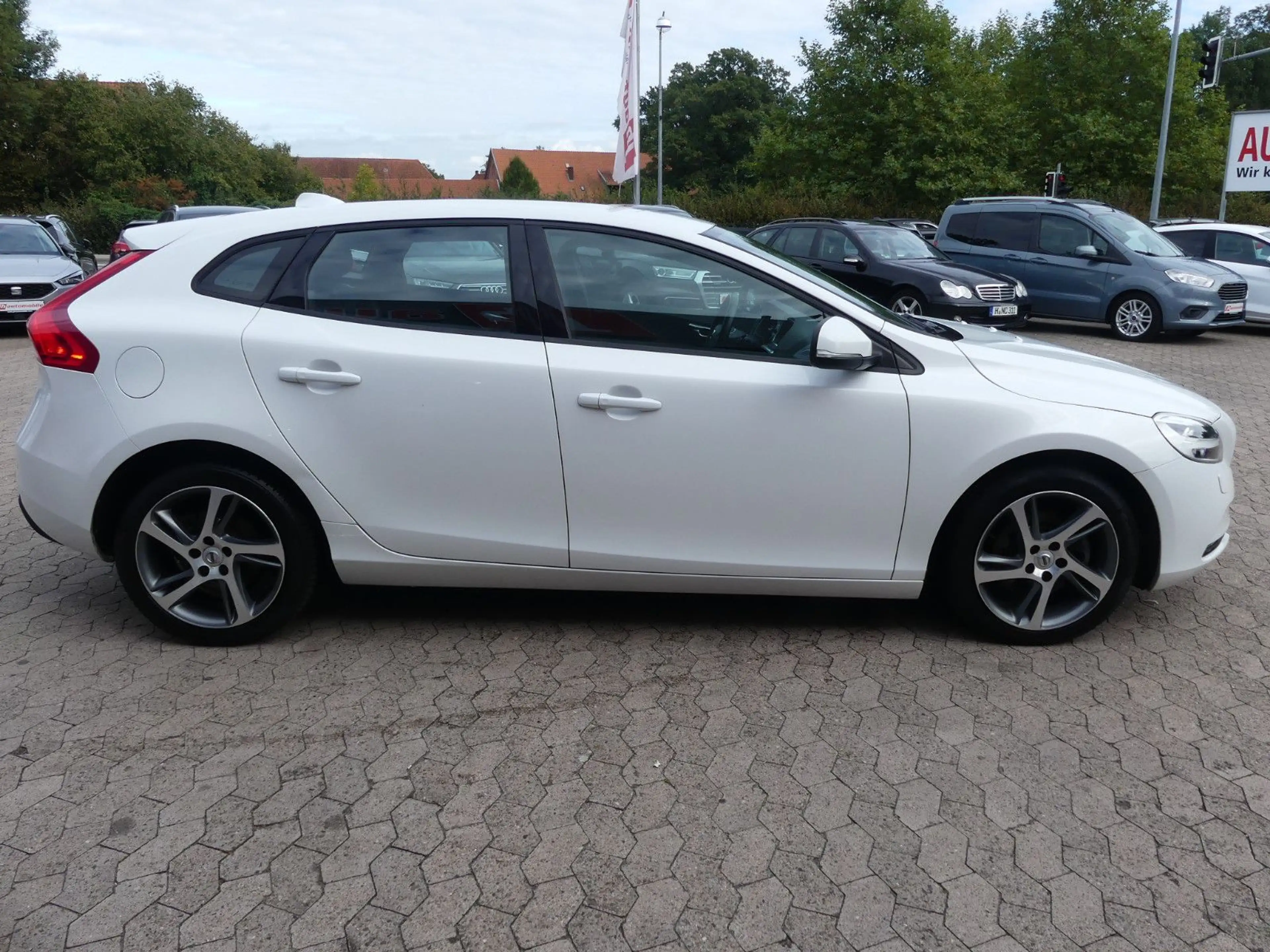 Volvo V40 Momentum*Navi*Sitzhzg*Kamera*AHK*LED — photo 6
